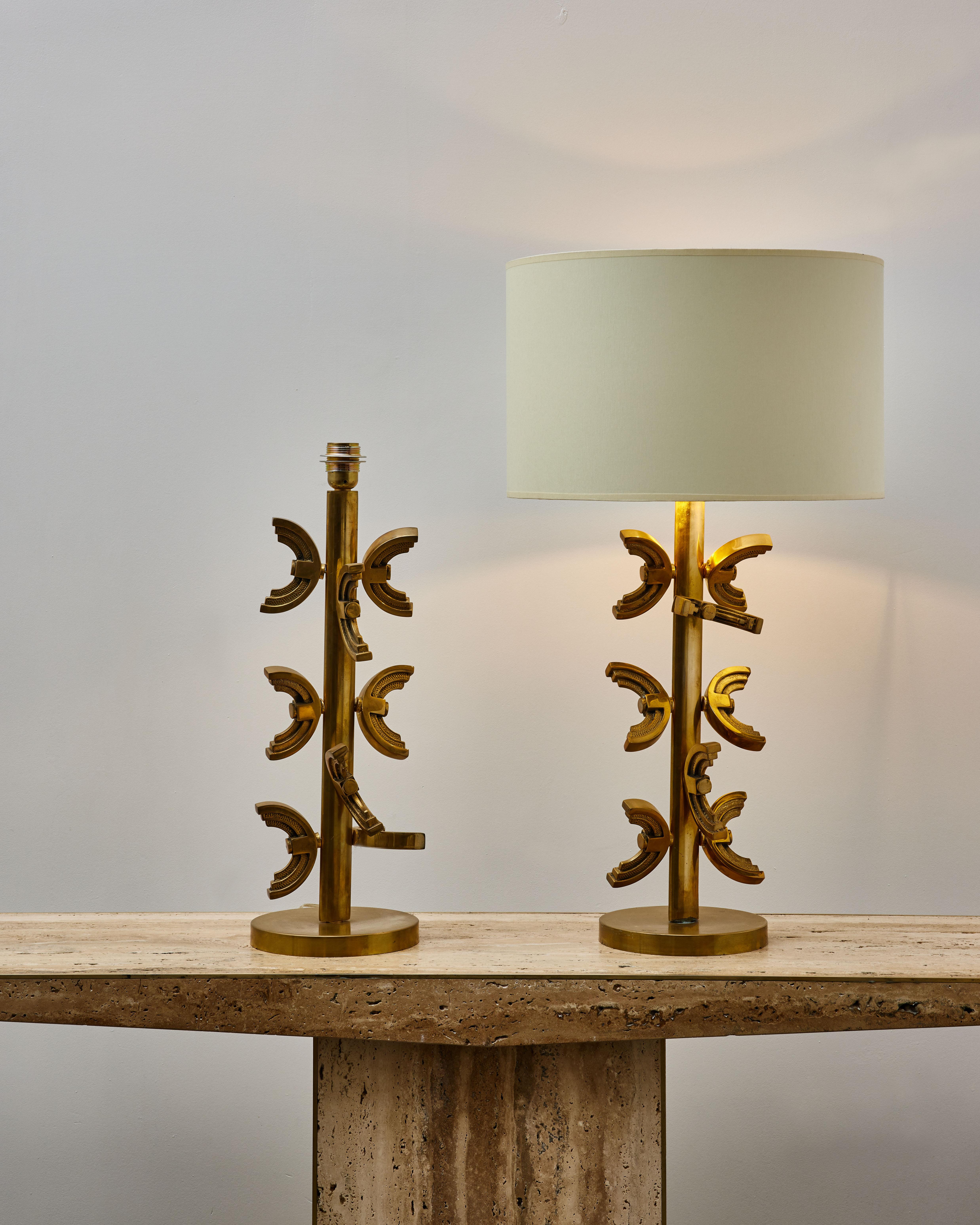 Elegant pair of table lamps in sculpted and patinated brass. Rewired.
France, 1980s

Price and dimensions without shades.