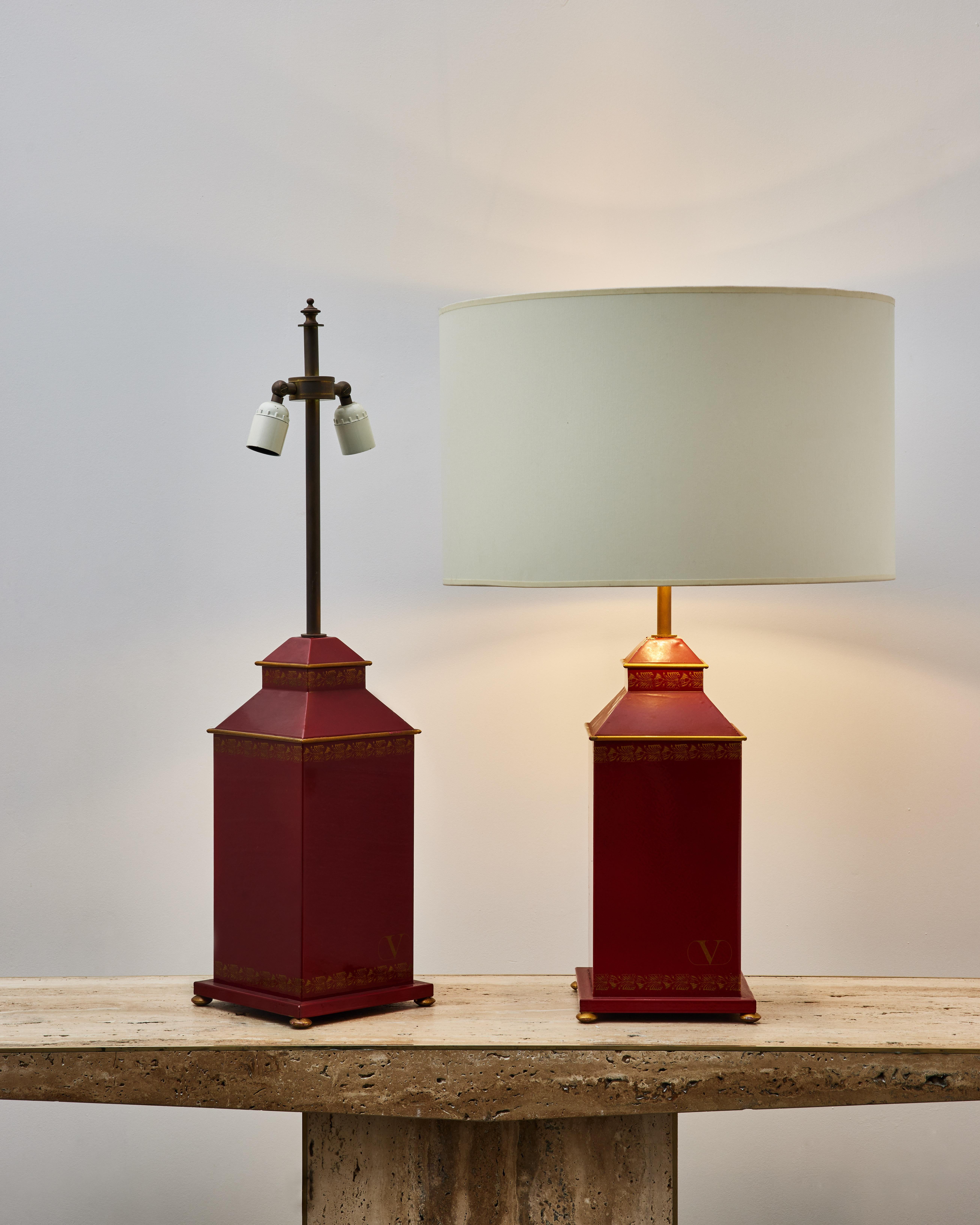 Pair of vintage table lamps in red lacquered wood from the 1980s.
Rewired.

Dimensions and price without shades.