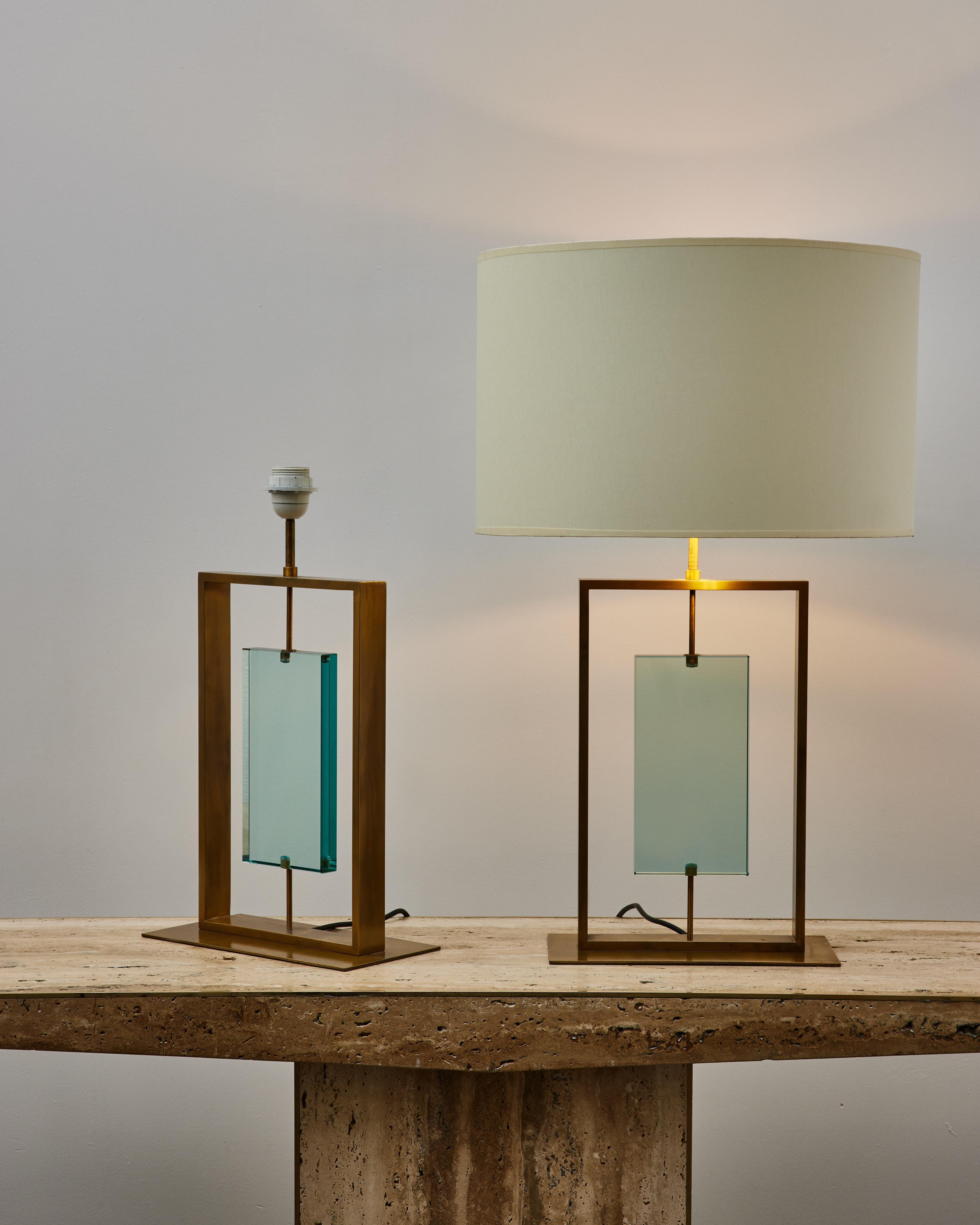 Super pair of vintage table lamps in patinated brass and swiveling glass plate. 
Italy, 1980s.

Dimensions and price without shades.
