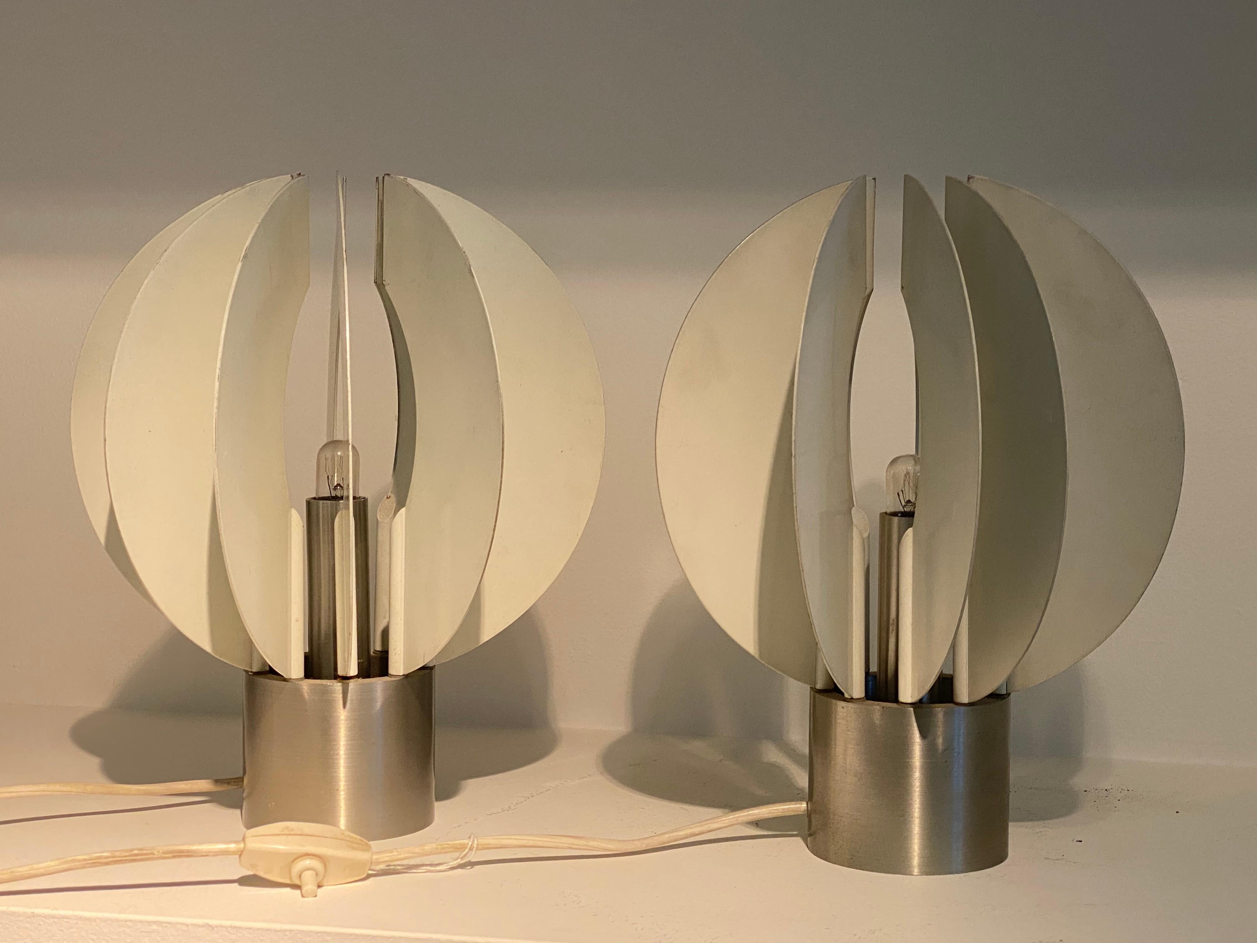 Belle paire de lampes de table en métal,Italie,1970?couleur blanche
avec des parties métalliques mobiles,
pour que la lampe puisse être utilisée dans différents supports,
entièrement fonctionnel.