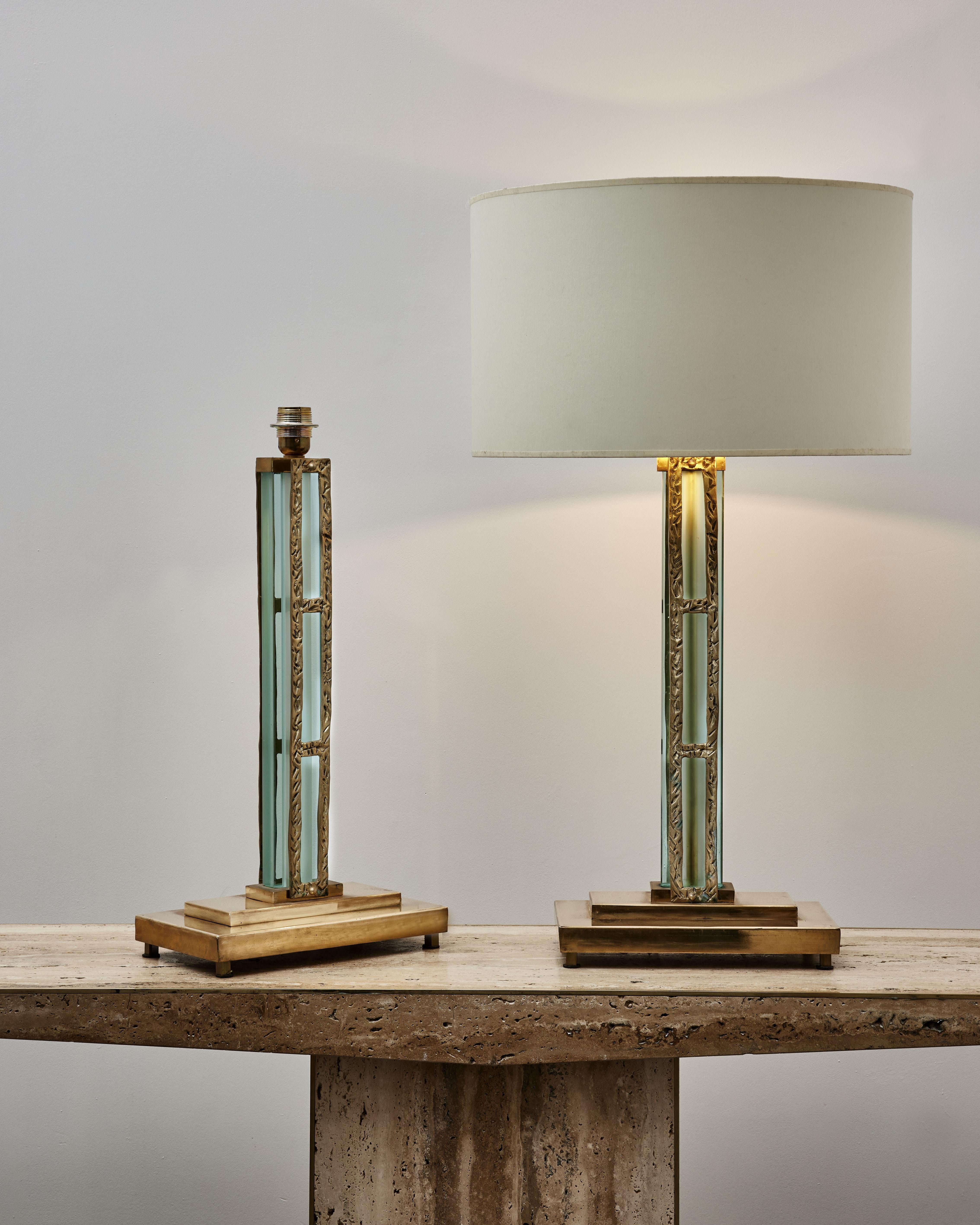 Pair of vintage table lamps in hammered brass and glass.
Italy, 1980s.

(Price and dimensions without shade)