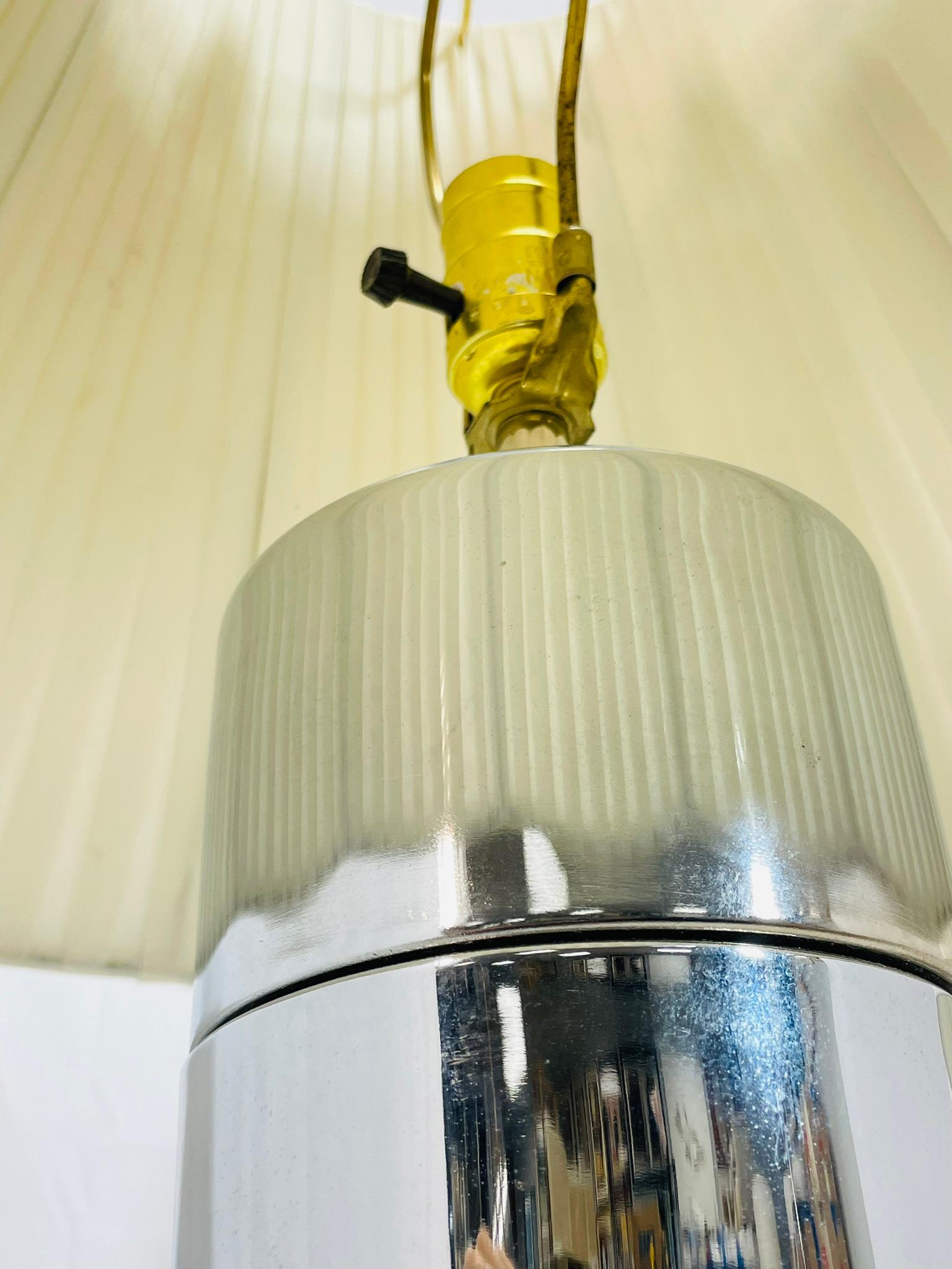 Pair of Vintage Table Lamps in Polished Chrome in the Style of Laurel Lighting For Sale 4