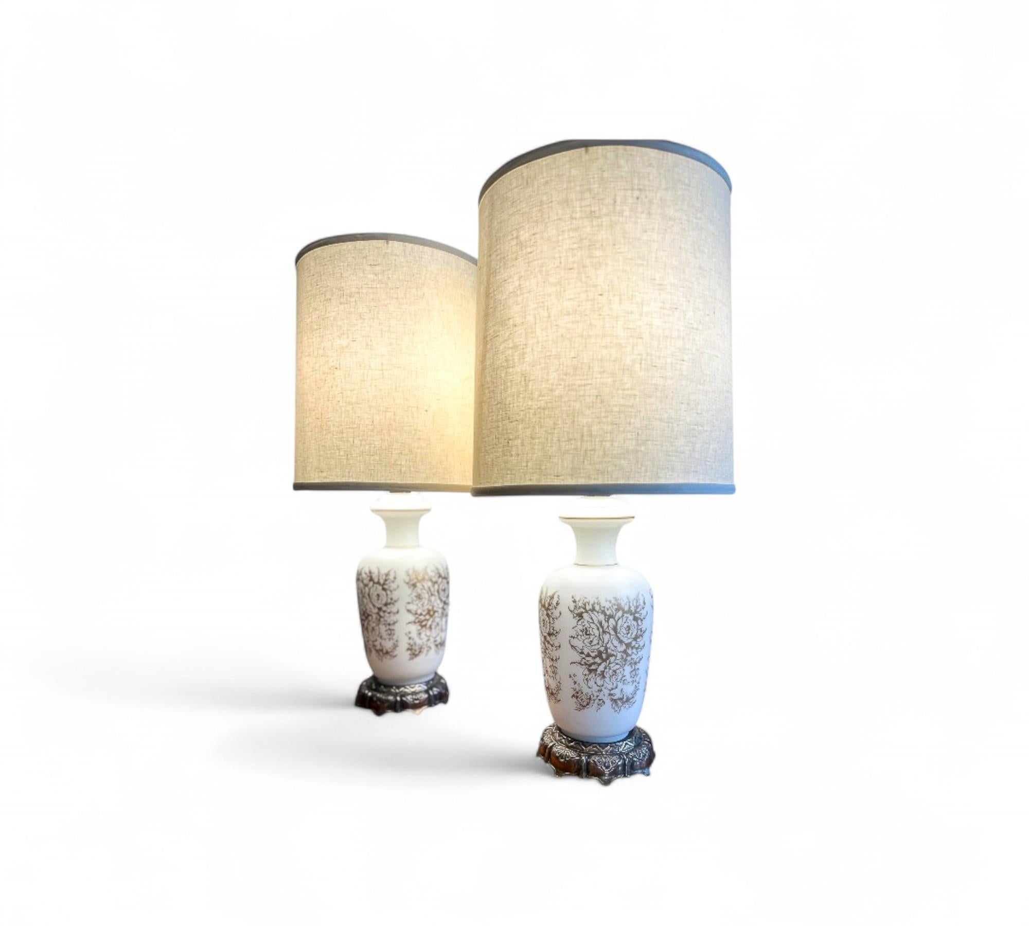 Pair of Vintage Table Lamps with Rose Motif, Unknown, 1960s – Lot 822 In Good Condition For Sale In New York, NY