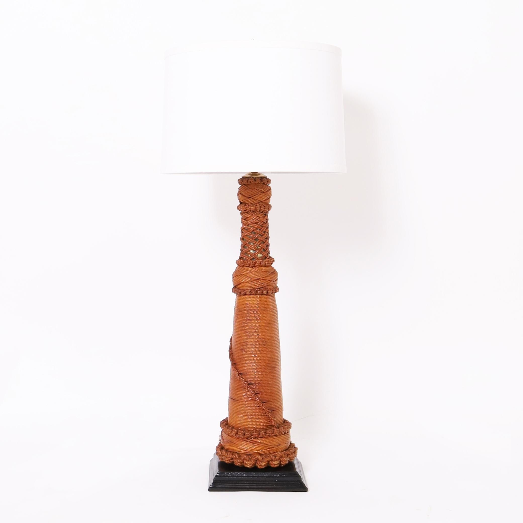 Seltenes und ungewöhnliches Paar Tischlampen, handgefertigt aus Flaschen, die mit Schnüren und Seilen in verschiedenen anspruchsvollen Mustern umwickelt und dann lackiert und auf Holzfüßen präsentiert wurden. 