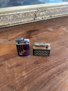 Paire de briquets de table vintage : un modèle Art déco CMC Continental et un modèle du milieu du siècle.