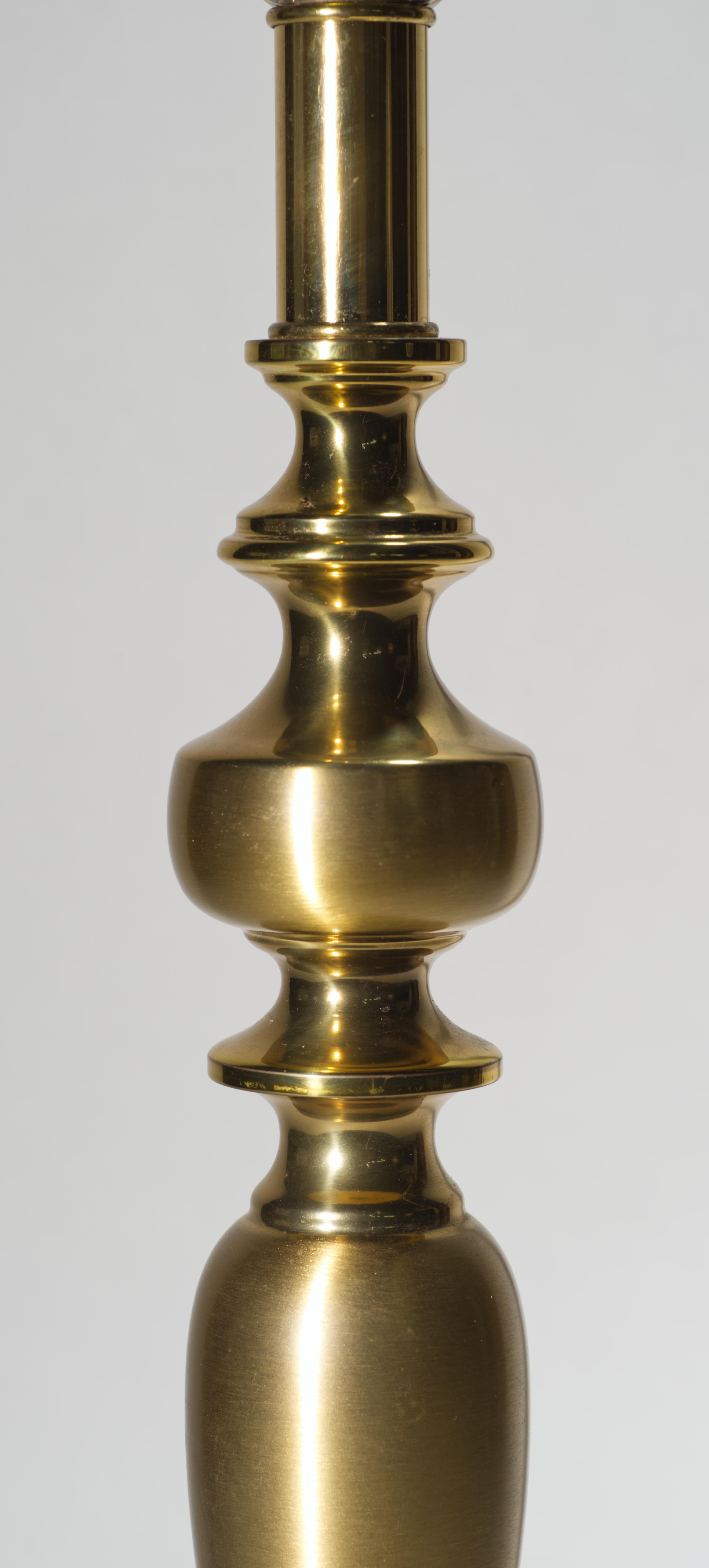  Coppia di lampade da tavolo alte e pesanti in ottone vintage, caratterizzate da un'elegante forma a candeliere o a balaustro con colonne allungate montate su basi rotonde con elementi a gradini. Le lampade sono dotate delle arpe originali e dei