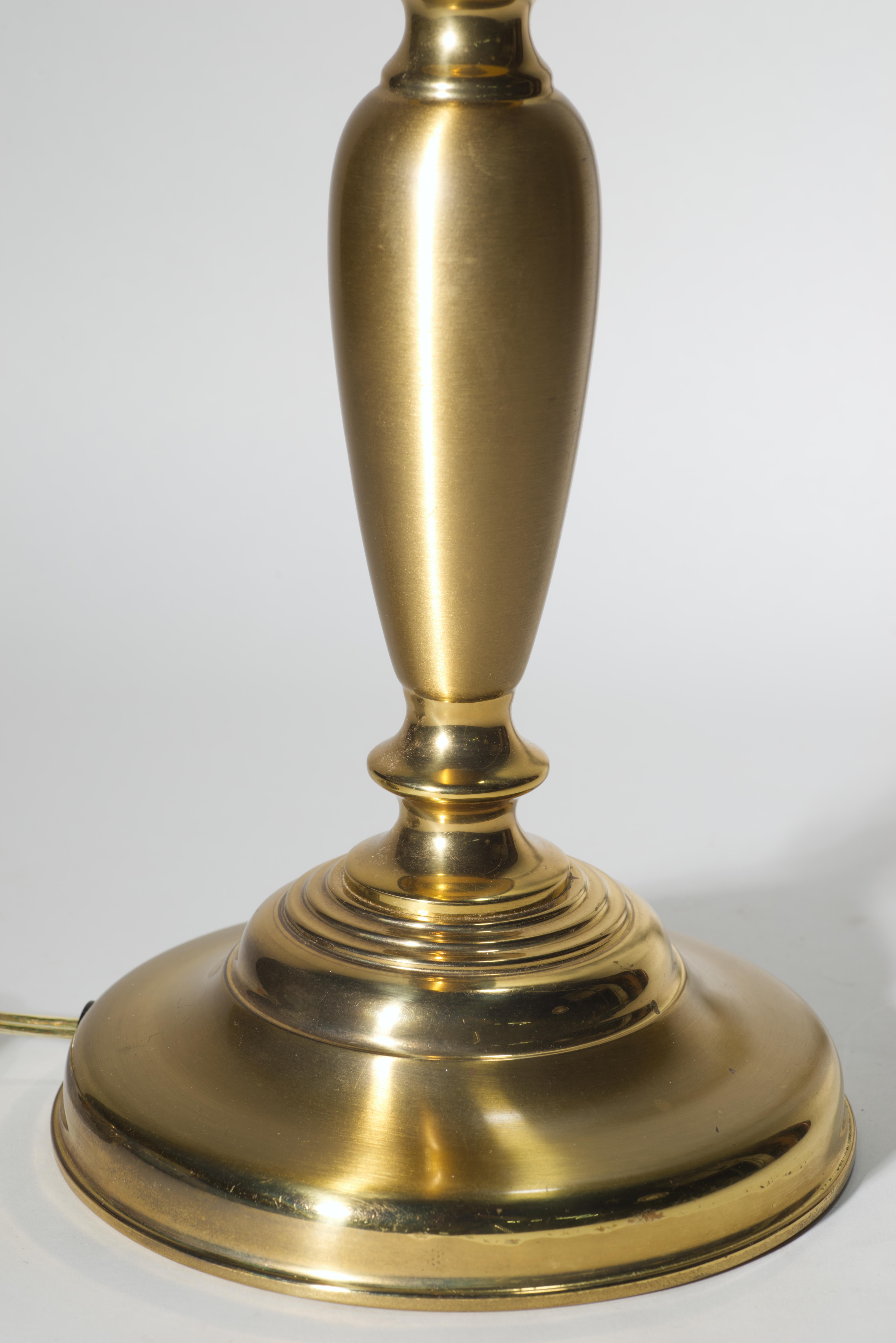 Hollywood Regency Coppia di lampade da tavolo alte in ottone neoclassico con candelieri e balaustre d'epoca in vendita