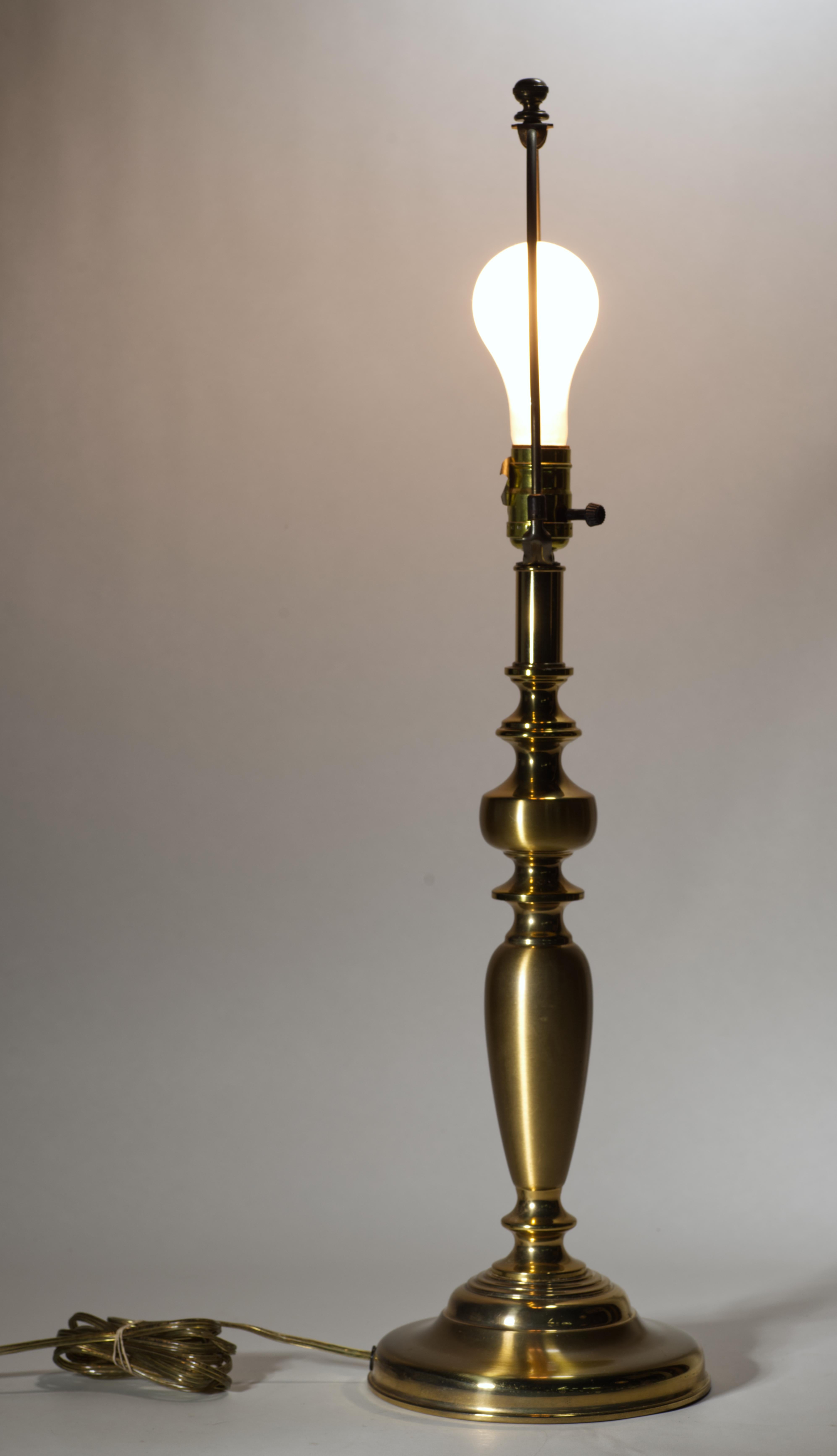 Americano Coppia di lampade da tavolo alte in ottone neoclassico con candelieri e balaustre d'epoca in vendita