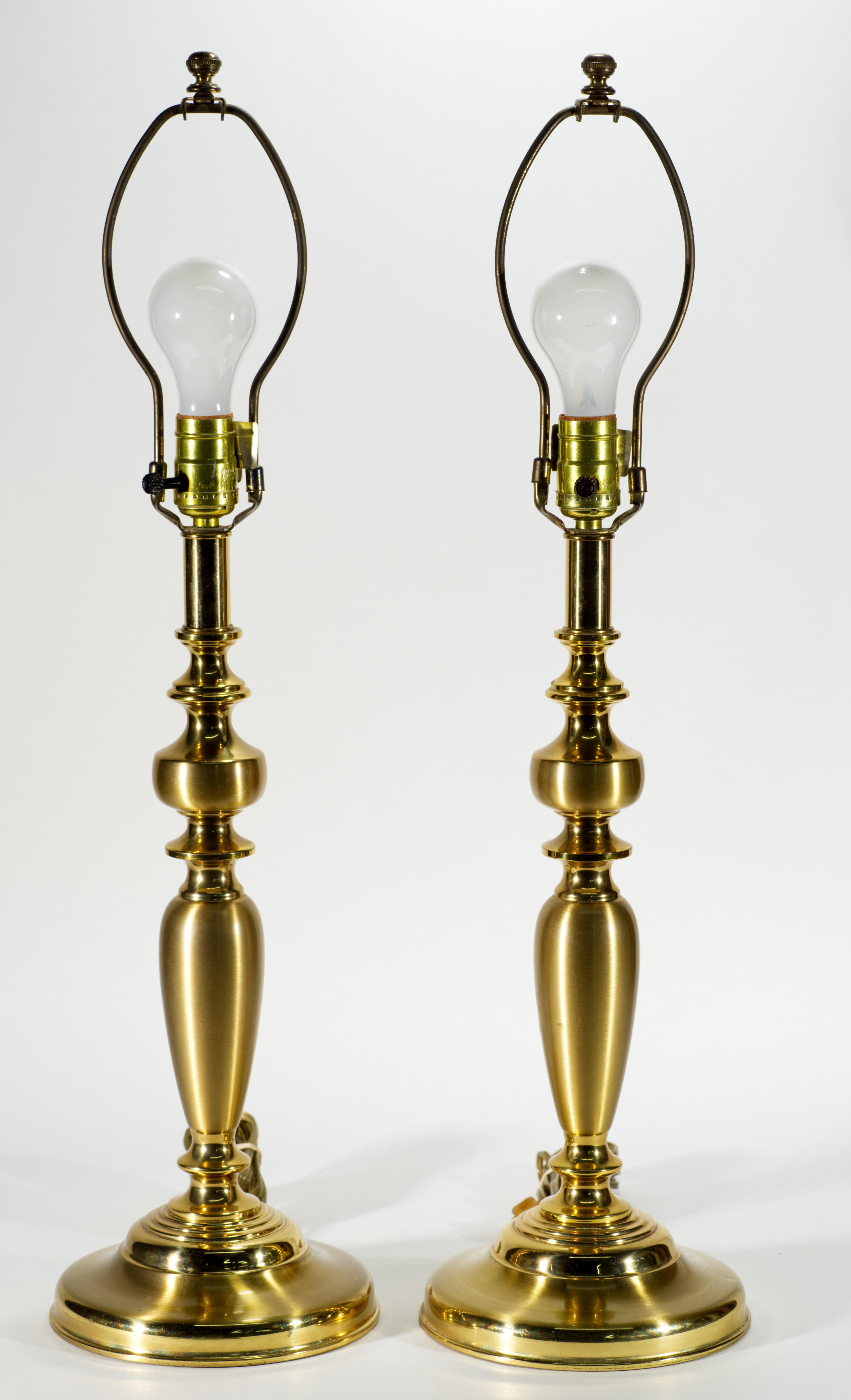 Fatto a mano Coppia di lampade da tavolo alte in ottone neoclassico con candelieri e balaustre d'epoca in vendita