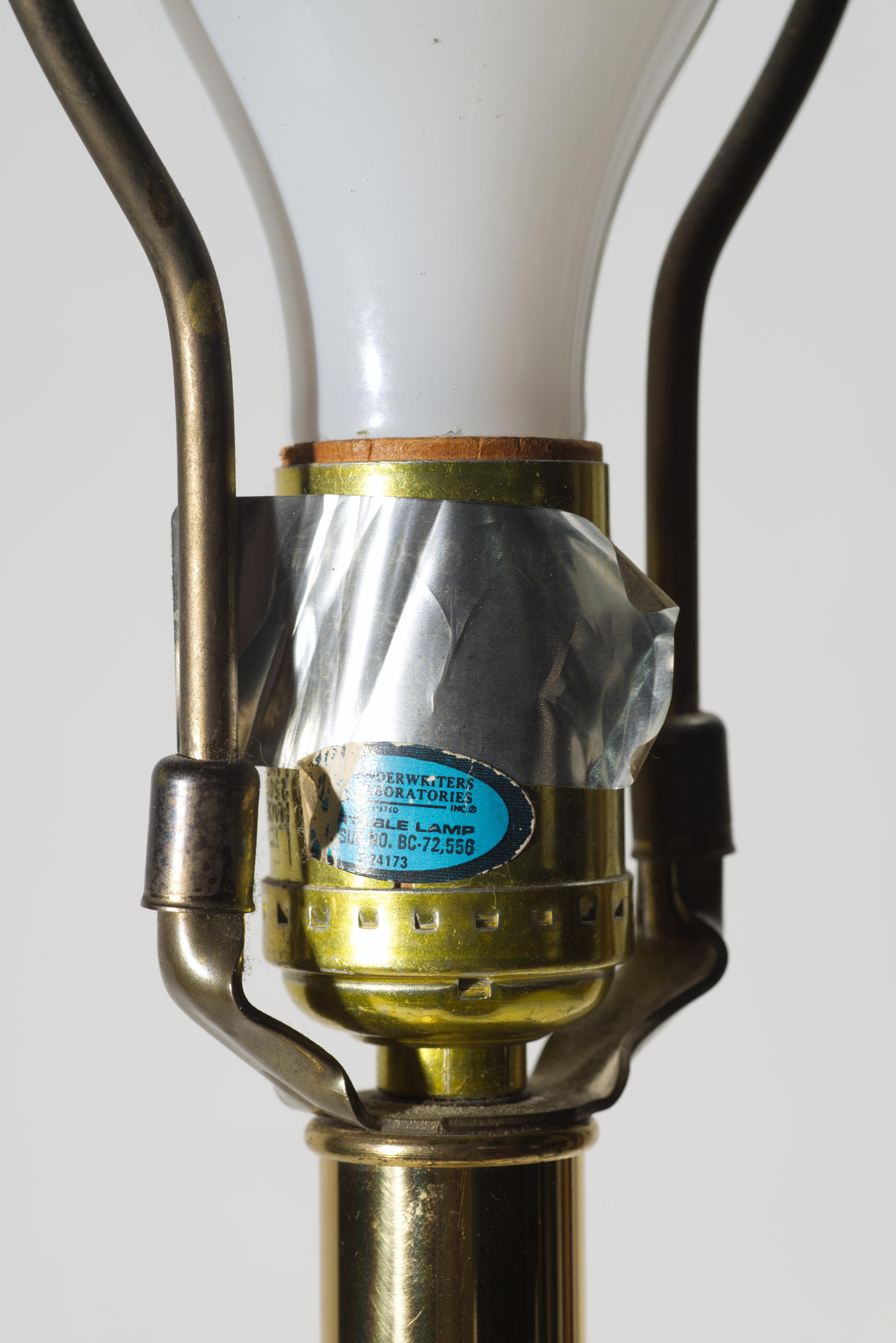 Coppia di lampade da tavolo alte in ottone neoclassico con candelieri e balaustre d'epoca In condizioni buone in vendita a Clifton Springs, NY