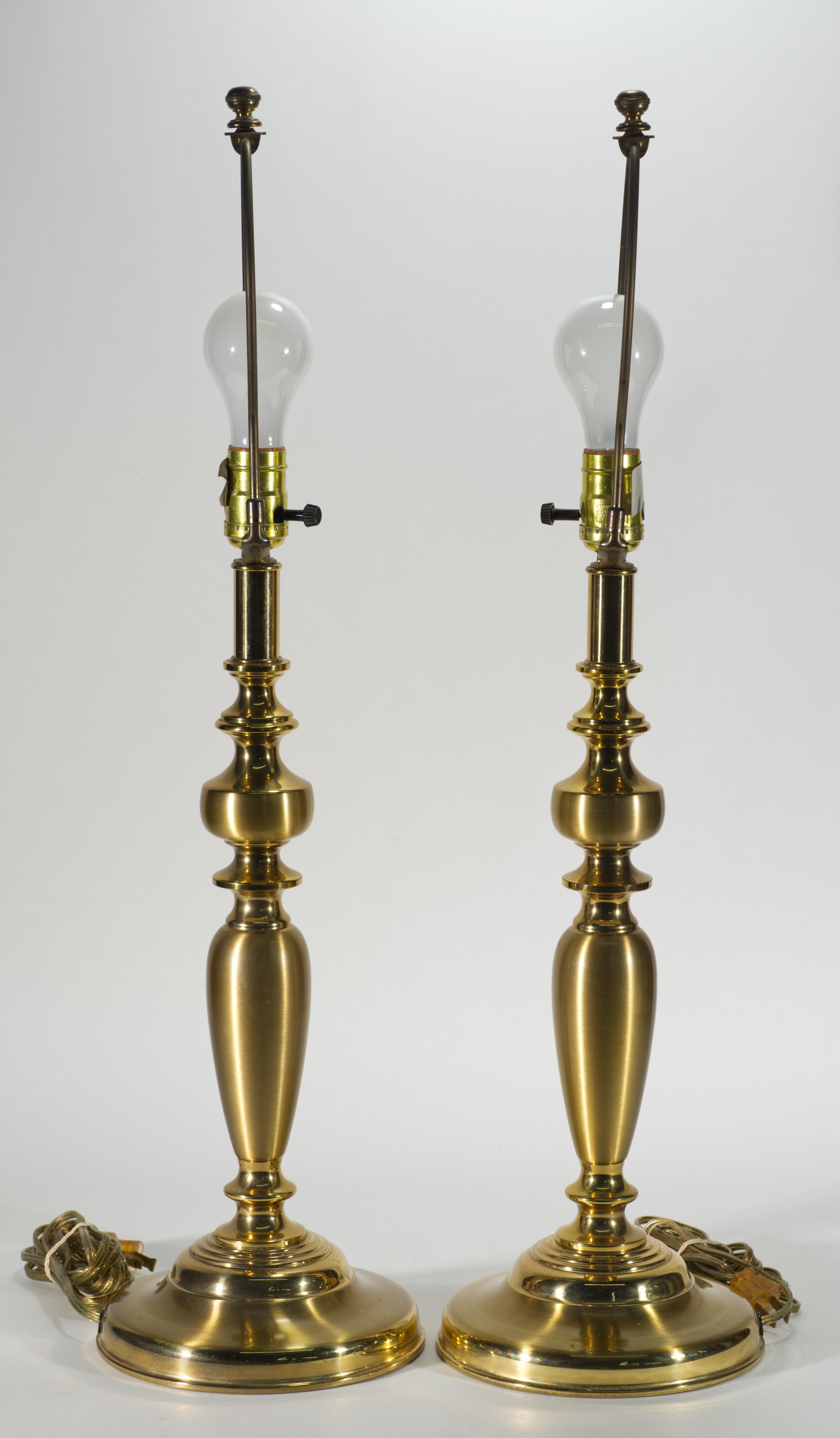 XX secolo Coppia di lampade da tavolo alte in ottone neoclassico con candelieri e balaustre d'epoca in vendita