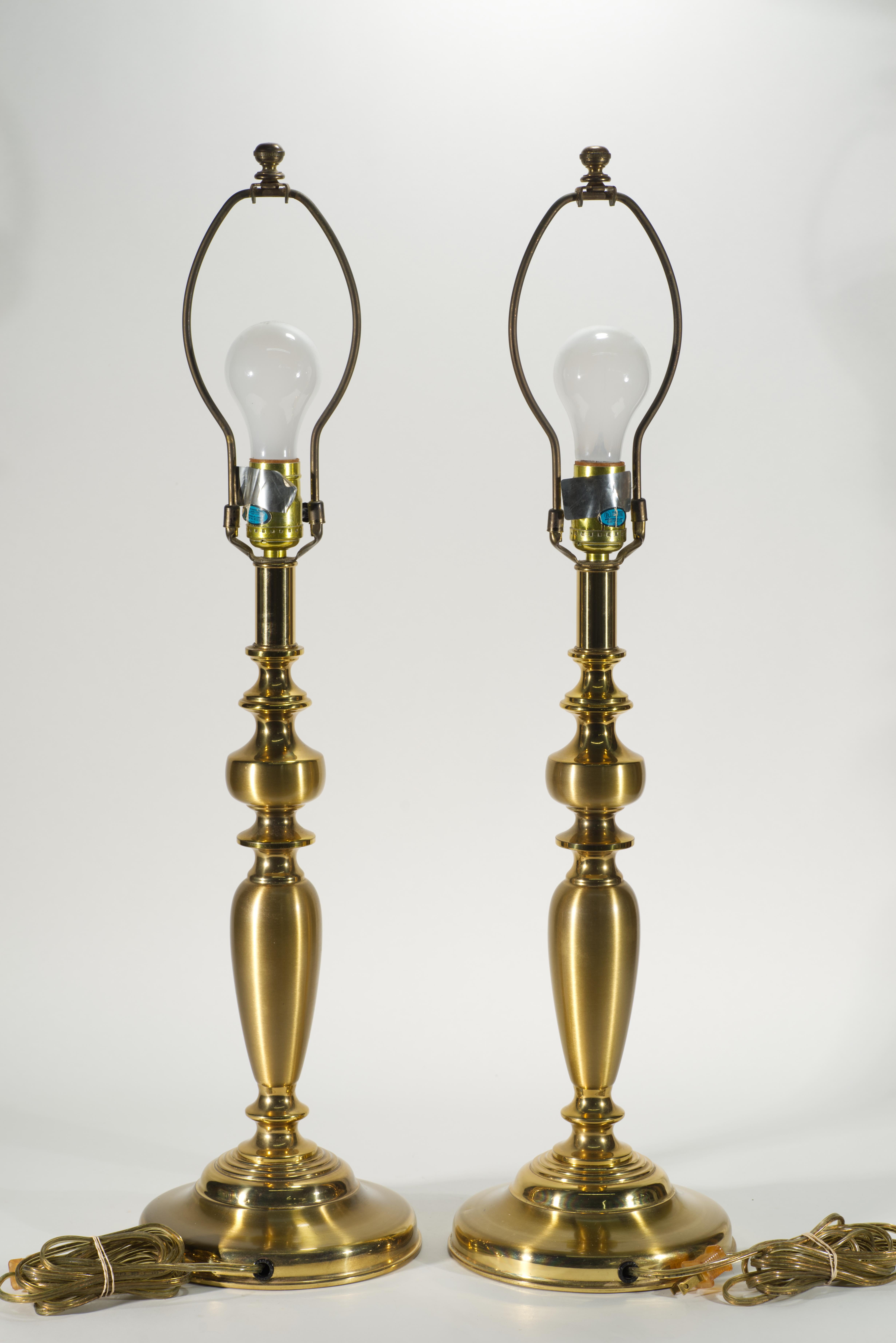Ottone Coppia di lampade da tavolo alte in ottone neoclassico con candelieri e balaustre d'epoca in vendita
