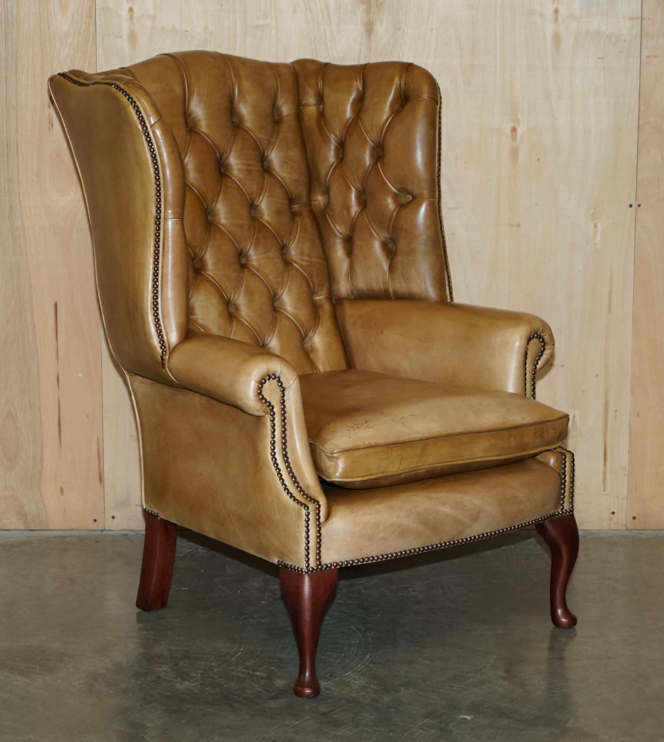 PAIR OF VINTAGE TAN BROWN LEATHER CHESTERFiELD WINGBACK CHAIRS WITH FOOTSTOOLS For Sale 4