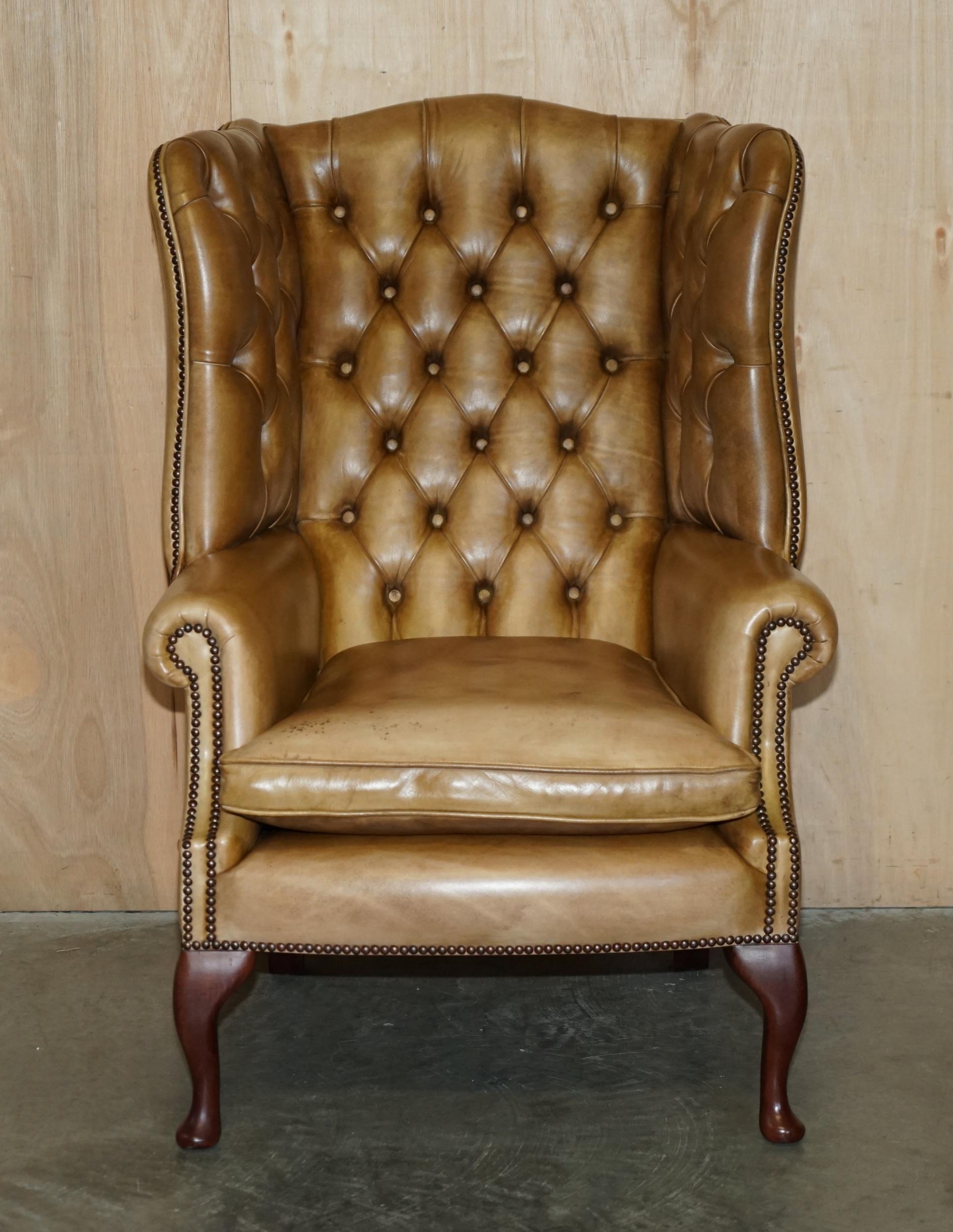 PAIR OF VINTAGE TAN BROWN LEATHER CHESTERFiELD WINGBACK CHAIRS WITH FOOTSTOOLS For Sale 5