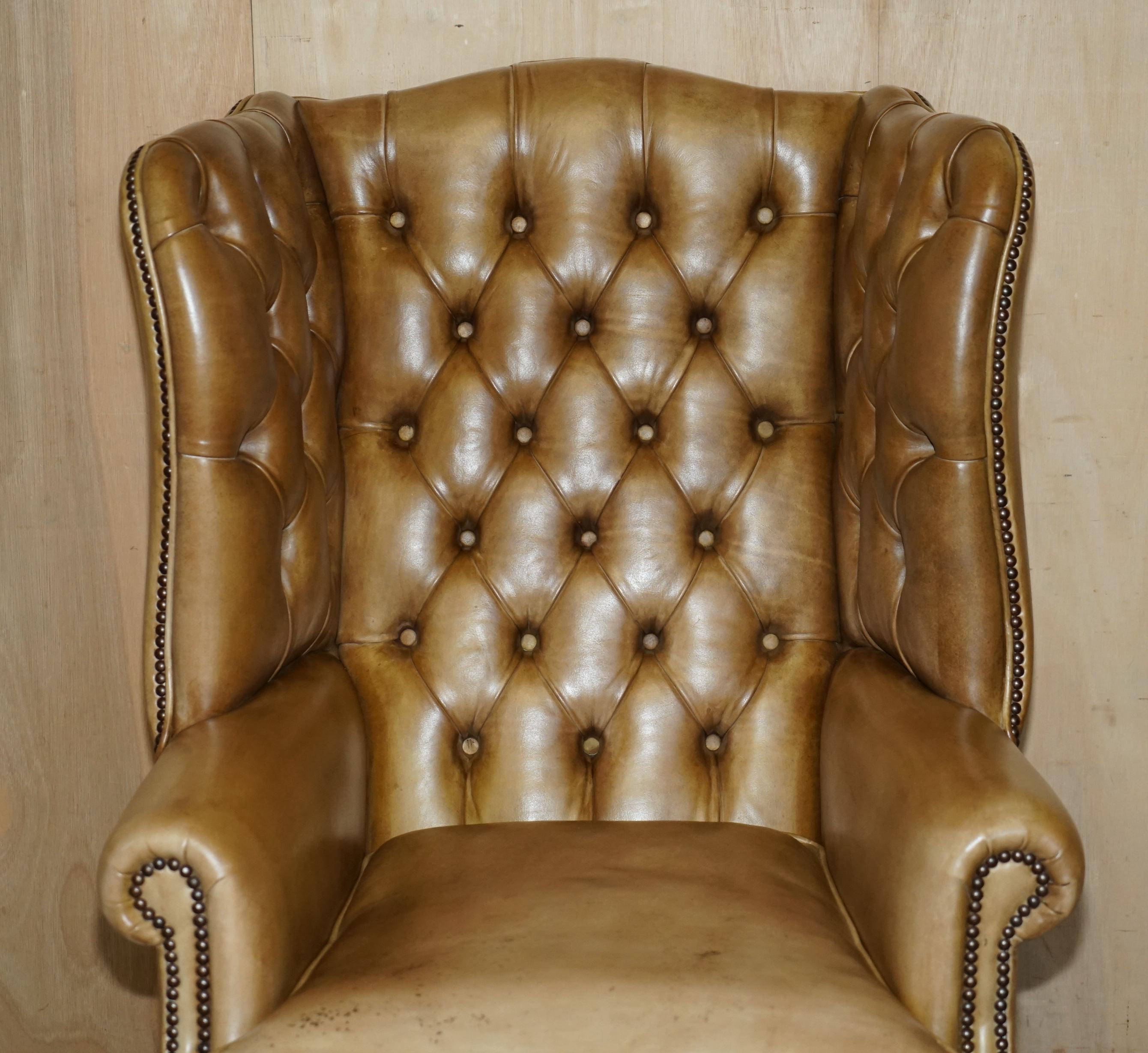 PAIR OF VINTAGE Tan BROWN LEATHER CHESTERFiELD WINGBACK CHAIRS WITH FOOTSTOOLS im Angebot 6