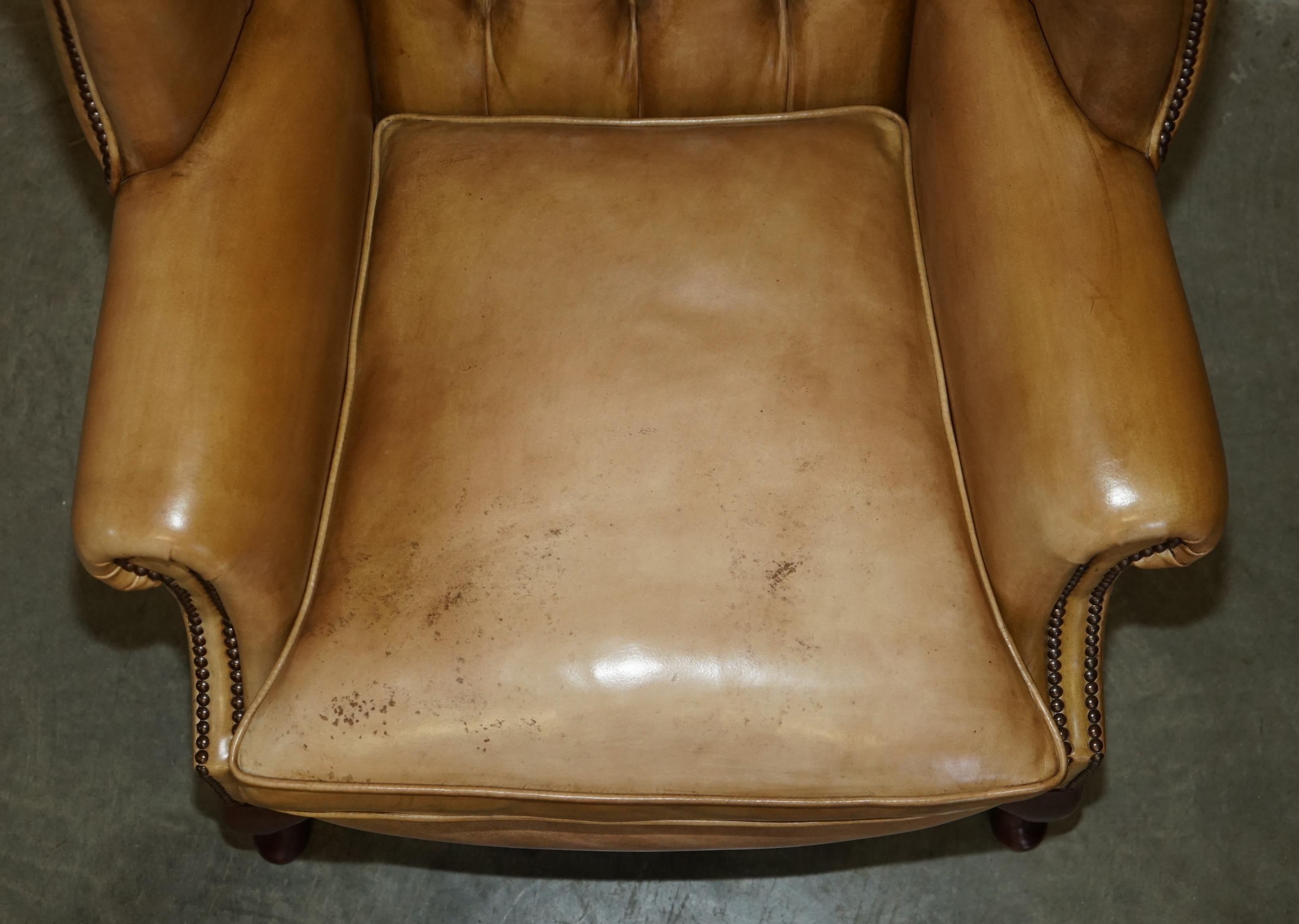 PAIR OF VINTAGE Tan BROWN LEATHER CHESTERFiELD WINGBACK CHAIRS WITH FOOTSTOOLS im Angebot 7