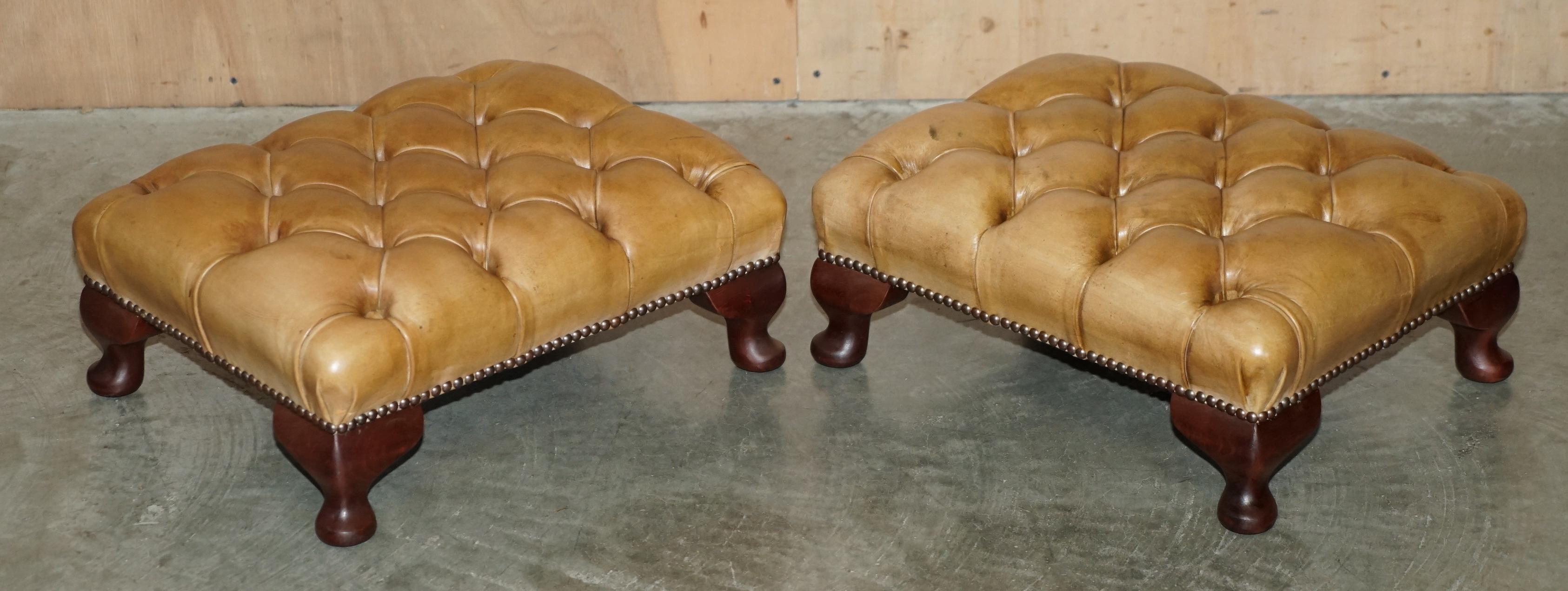 PAIR OF VINTAGE TAN BROWN LEATHER CHESTERFiELD WINGBACK CHAIRS WITH FOOTSTOOLS For Sale 9