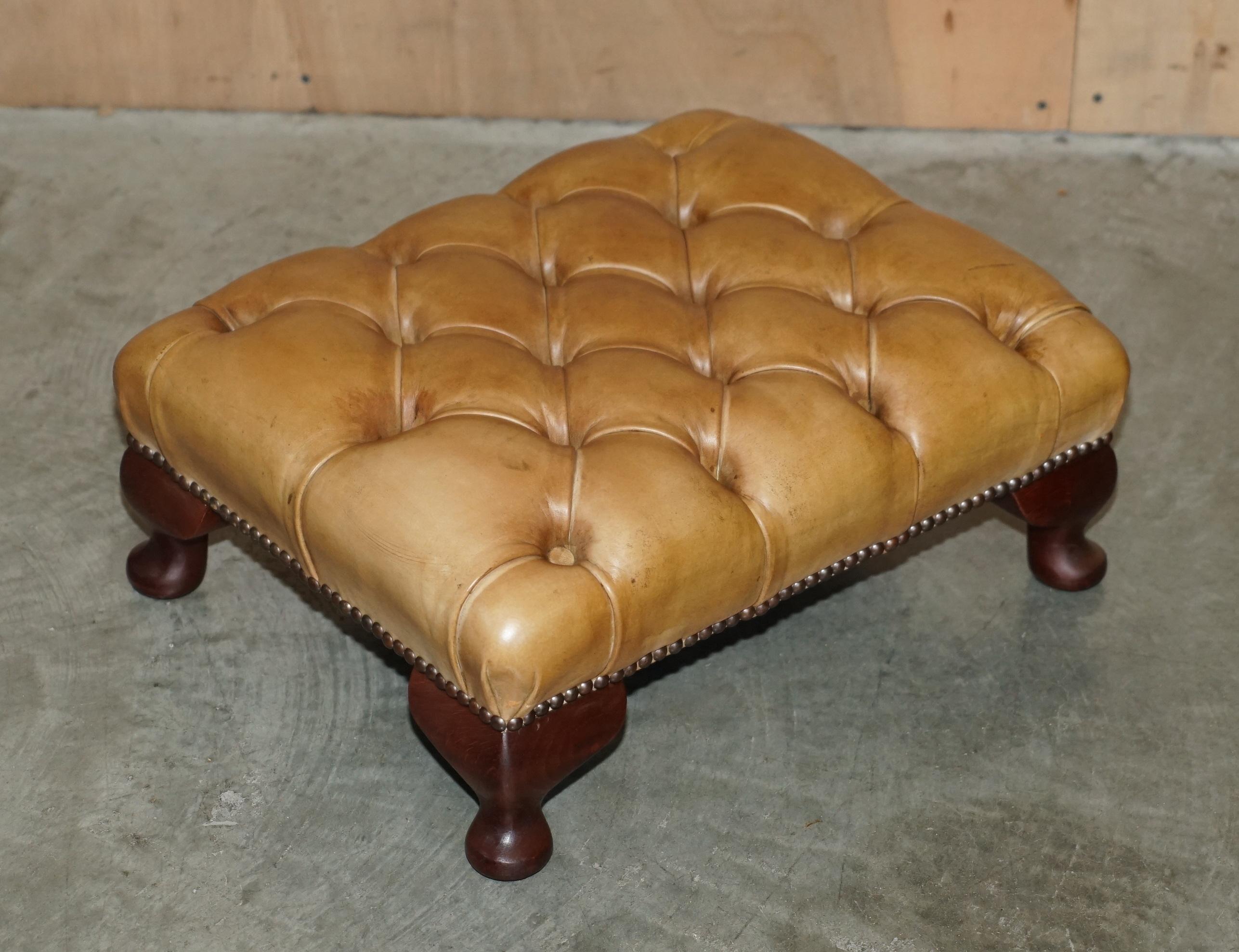 PAIR OF VINTAGE TAN BROWN LEATHER CHESTERFiELD WINGBACK CHAIRS WITH FOOTSTOOLS For Sale 10