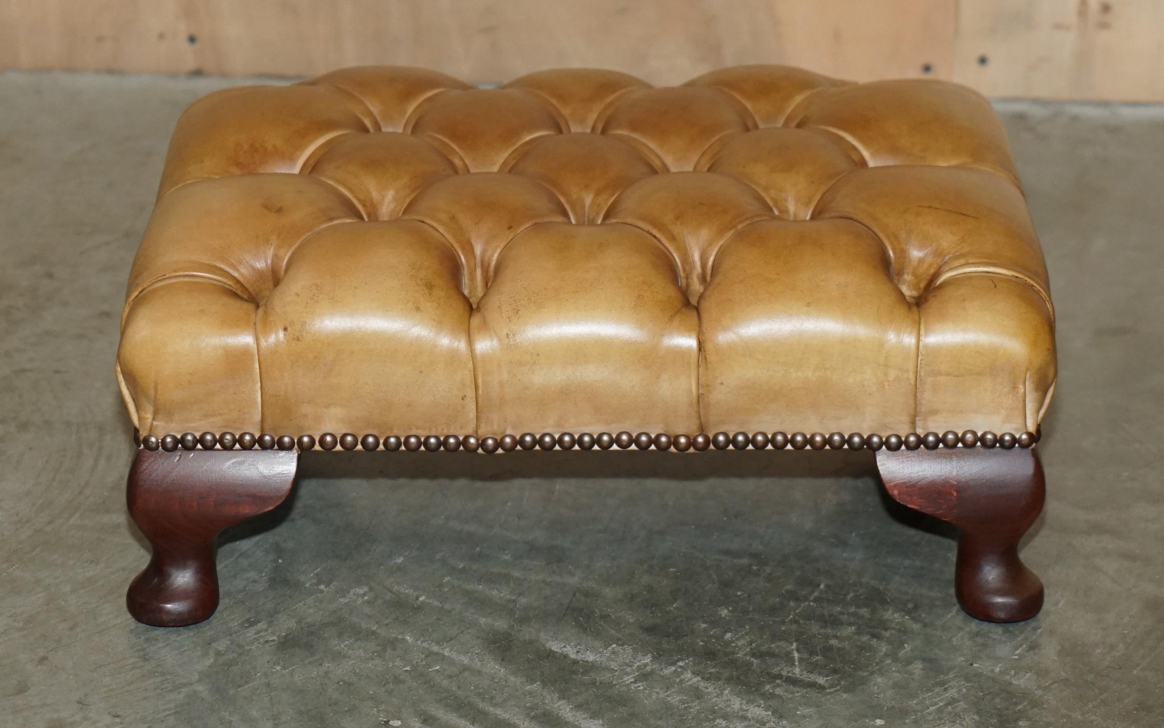 PAIR OF VINTAGE TAN BROWN LEATHER CHESTERFiELD WINGBACK CHAIRS WITH FOOTSTOOLS For Sale 11