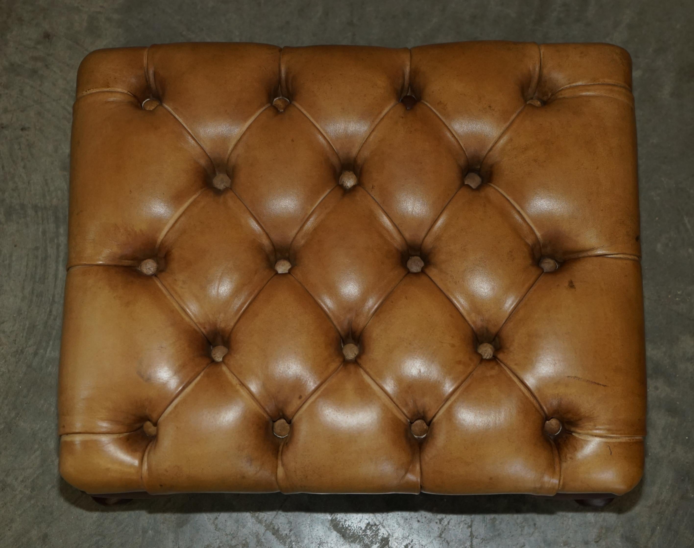 PAIR OF VINTAGE TAN BROWN LEATHER CHESTERFiELD WINGBACK CHAIRS WITH FOOTSTOOLS For Sale 12