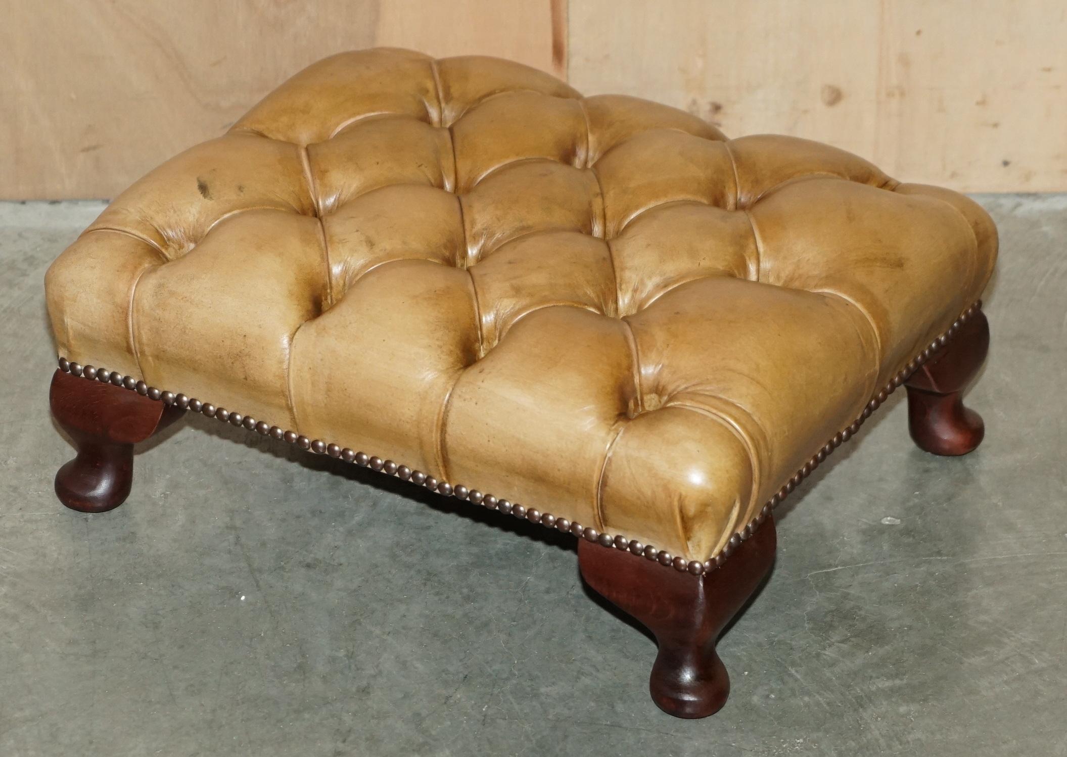 PAIR OF VINTAGE Tan BROWN LEATHER CHESTERFiELD WINGBACK CHAIRS WITH FOOTSTOOLS im Angebot 13