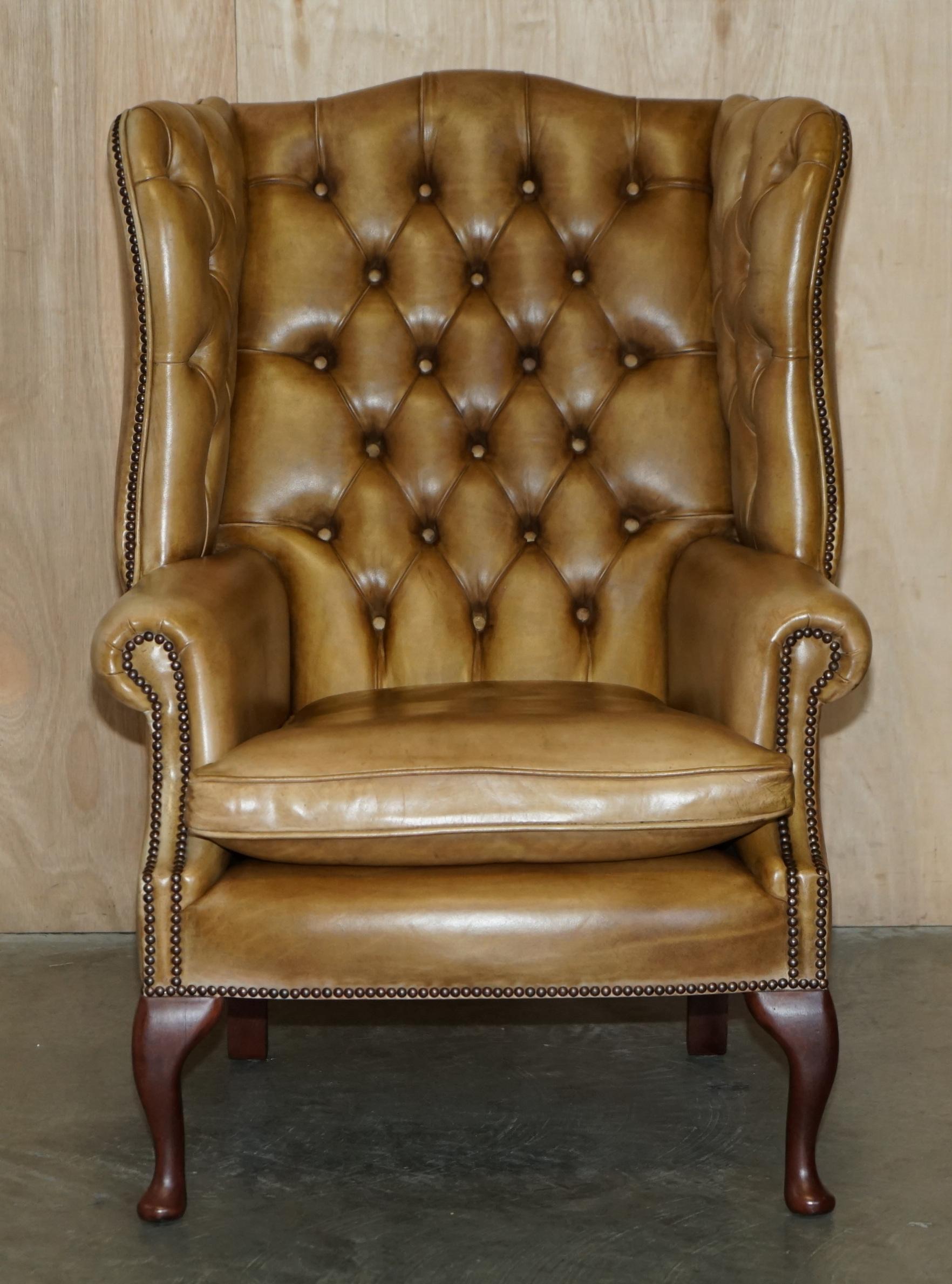 PAIR OF VINTAGE Tan BROWN LEATHER CHESTERFiELD WINGBACK CHAIRS WITH FOOTSTOOLS (Englisch) im Angebot