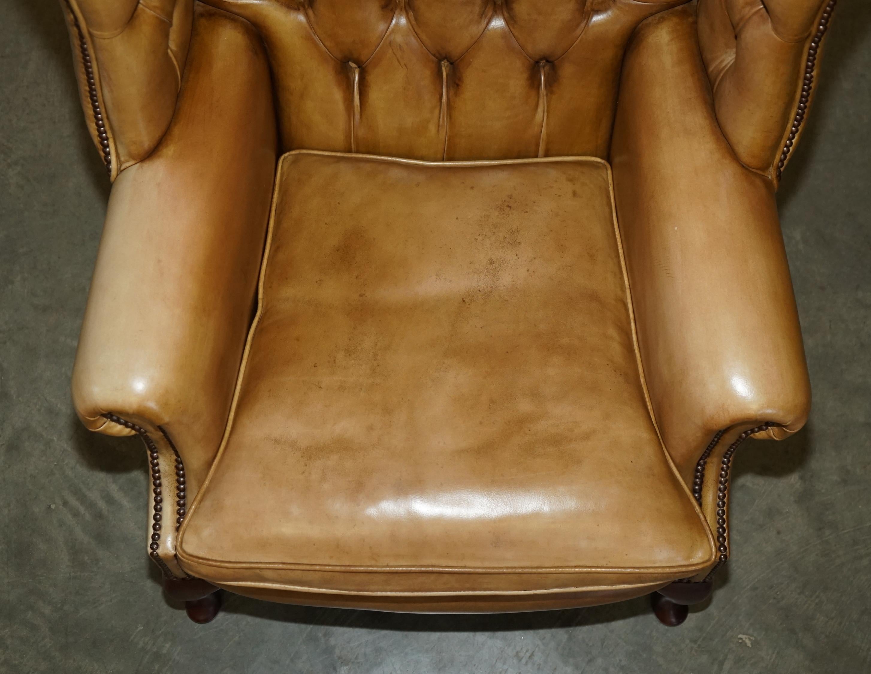 PAIR OF VINTAGE Tan BROWN LEATHER CHESTERFiELD WINGBACK CHAIRS WITH FOOTSTOOLS (Leder) im Angebot