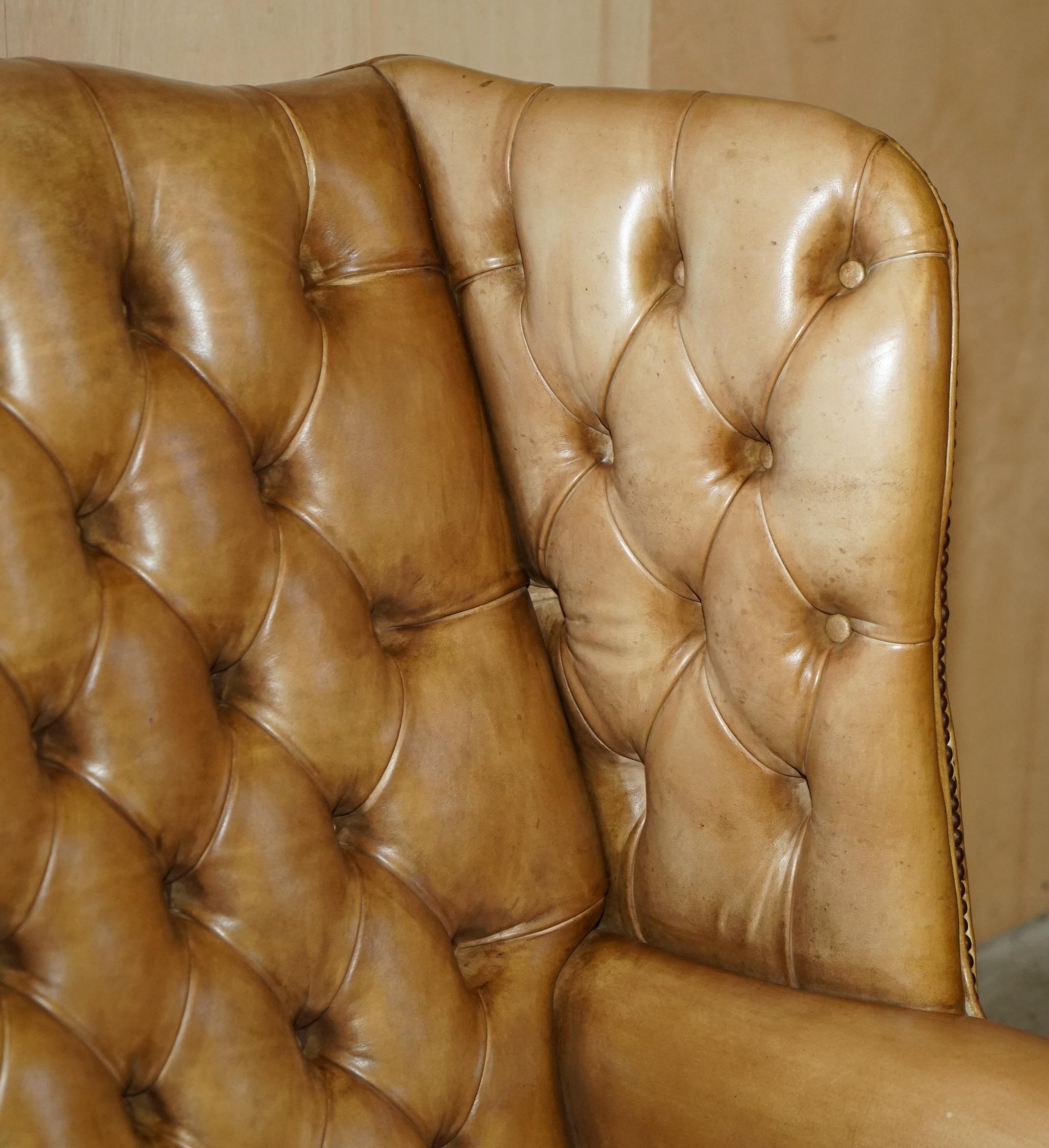 PAIR OF VINTAGE TAN BROWN LEATHER CHESTERFiELD WINGBACK CHAIRS WITH FOOTSTOOLS For Sale 1