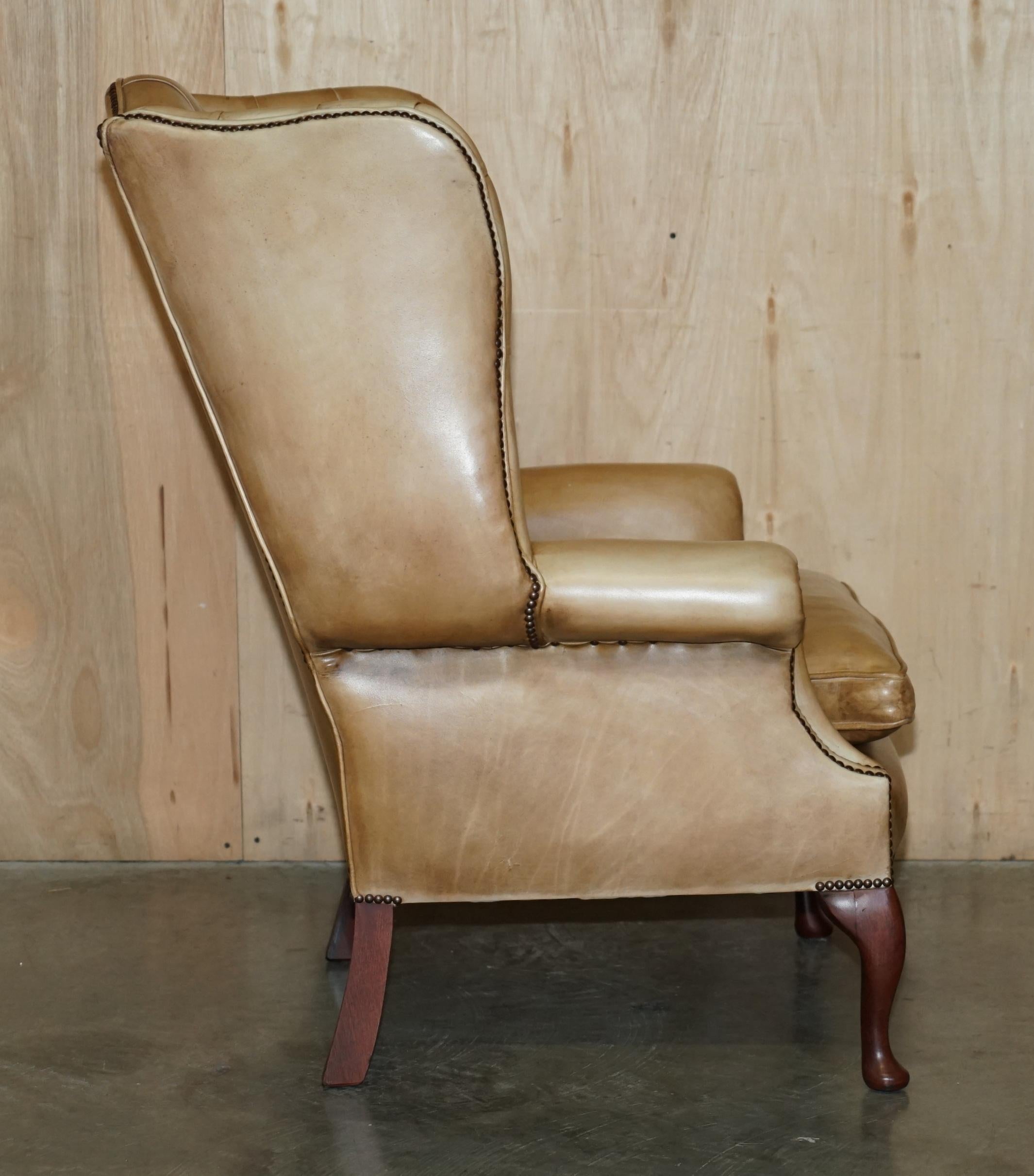 PAIR OF VINTAGE Tan BROWN LEATHER CHESTERFiELD WINGBACK CHAIRS WITH FOOTSTOOLS im Angebot 2
