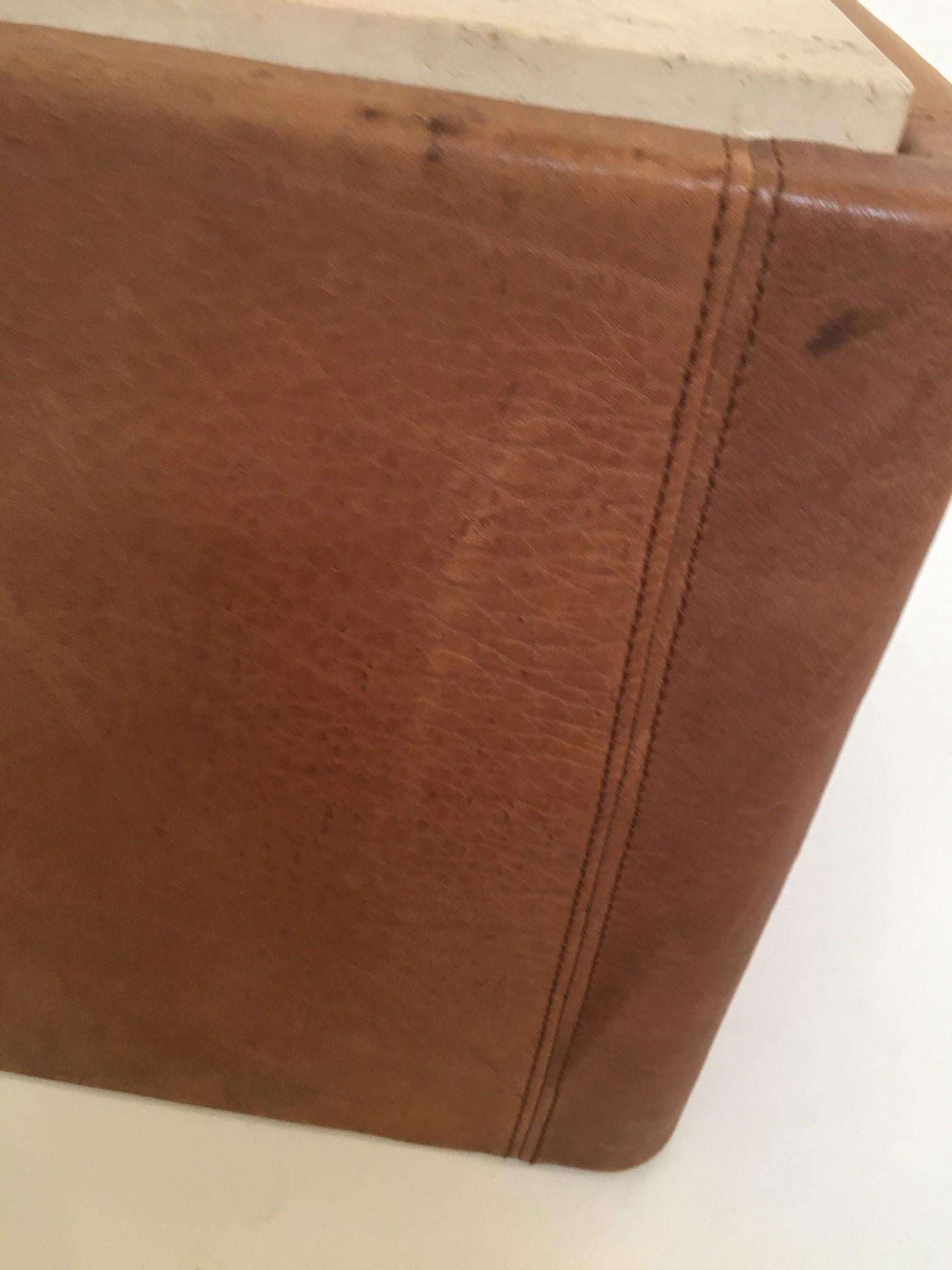 Ein Paar Vintage Tan De Sede Leder gebundene Beistelltische mit abnehmbaren polierten Travertinplatten, eine Travertinplatte etwas heller als die andere Travertinplatte, in Fotos gezeigt, kann als Ottomane oder Beistelltische zu Hause oder im Büro
