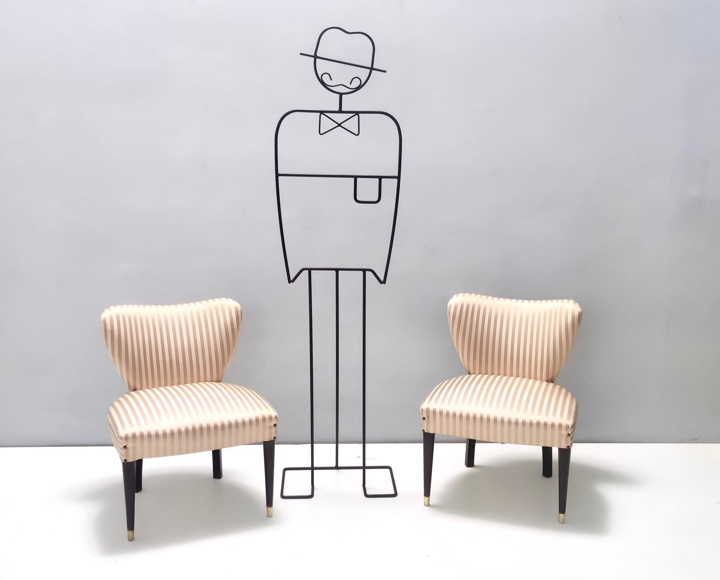 Fabriqué en Italie, années 1950.
Ces chaises de salon sont dotées d'un cadre en noyer massif ébonisé, d'un revêtement en satin rose et d'embouts de pieds en laiton.
Ils peuvent présenter de légères traces d'utilisation puisqu'ils sont vintage, mais
