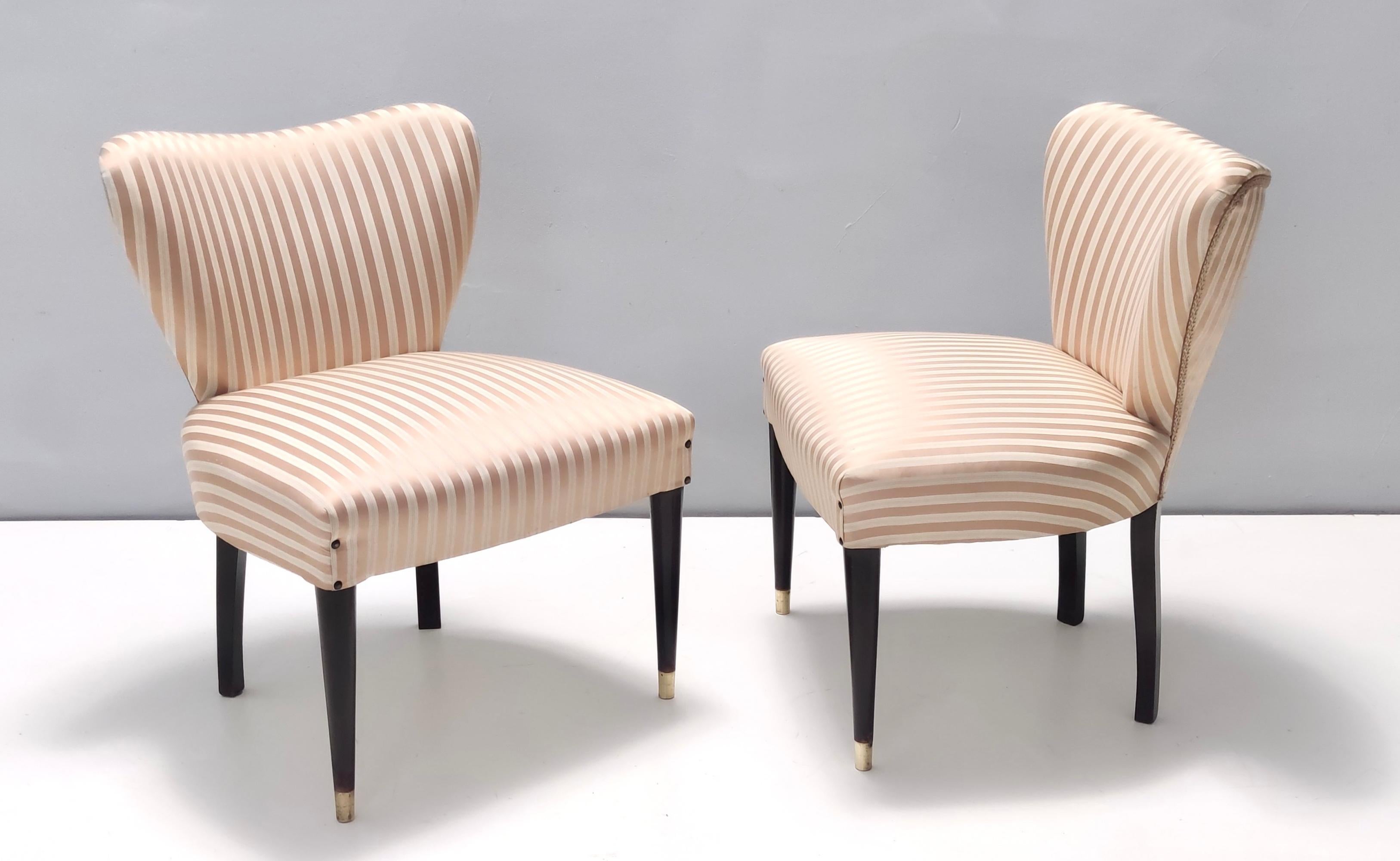 Mid-Century Modern Paire de chaises d'appoint vintage en satin brun clair attribuée à Carlo Enrico Rava, Italie en vente