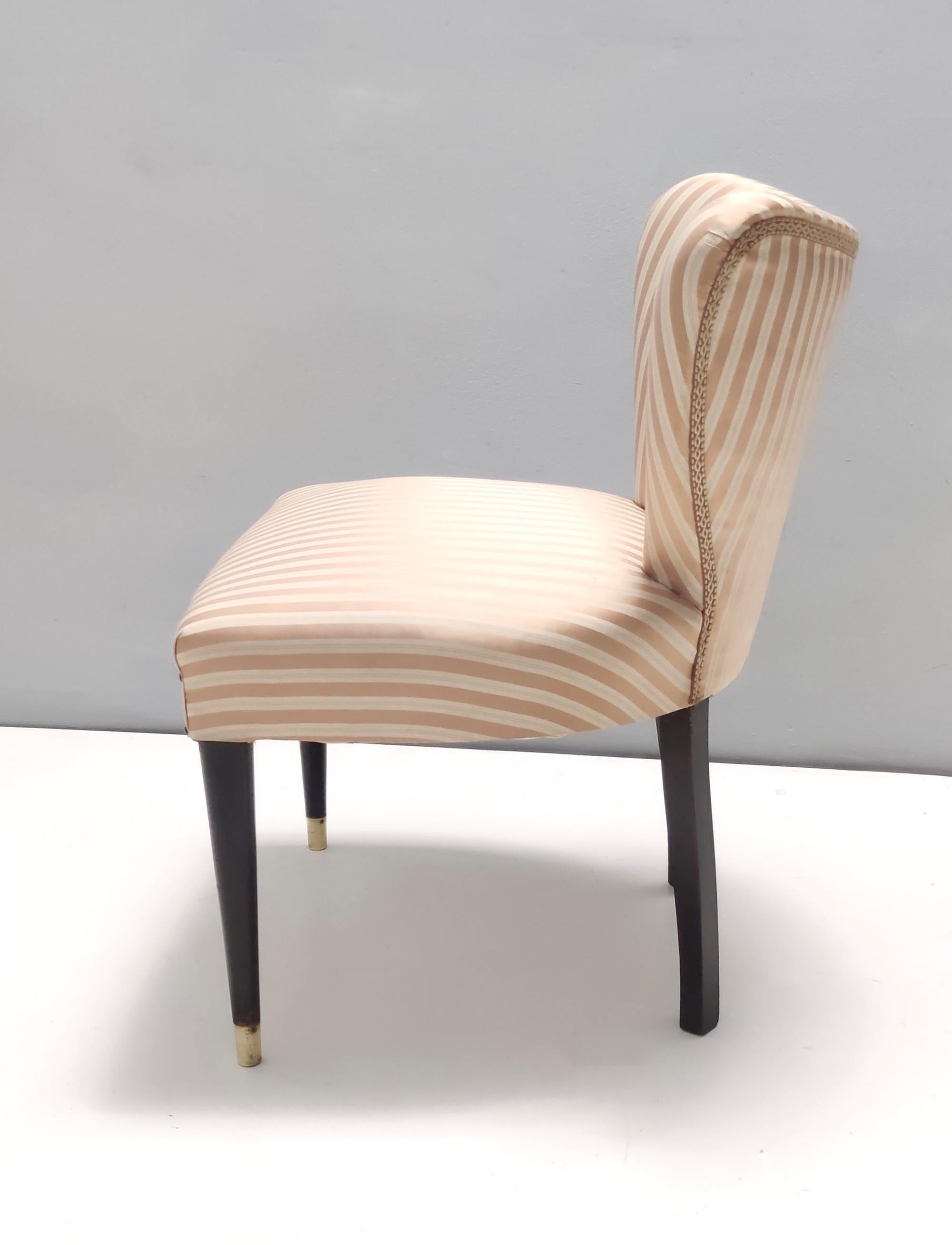 Milieu du XXe siècle Paire de chaises d'appoint vintage en satin brun clair attribuée à Carlo Enrico Rava, Italie en vente