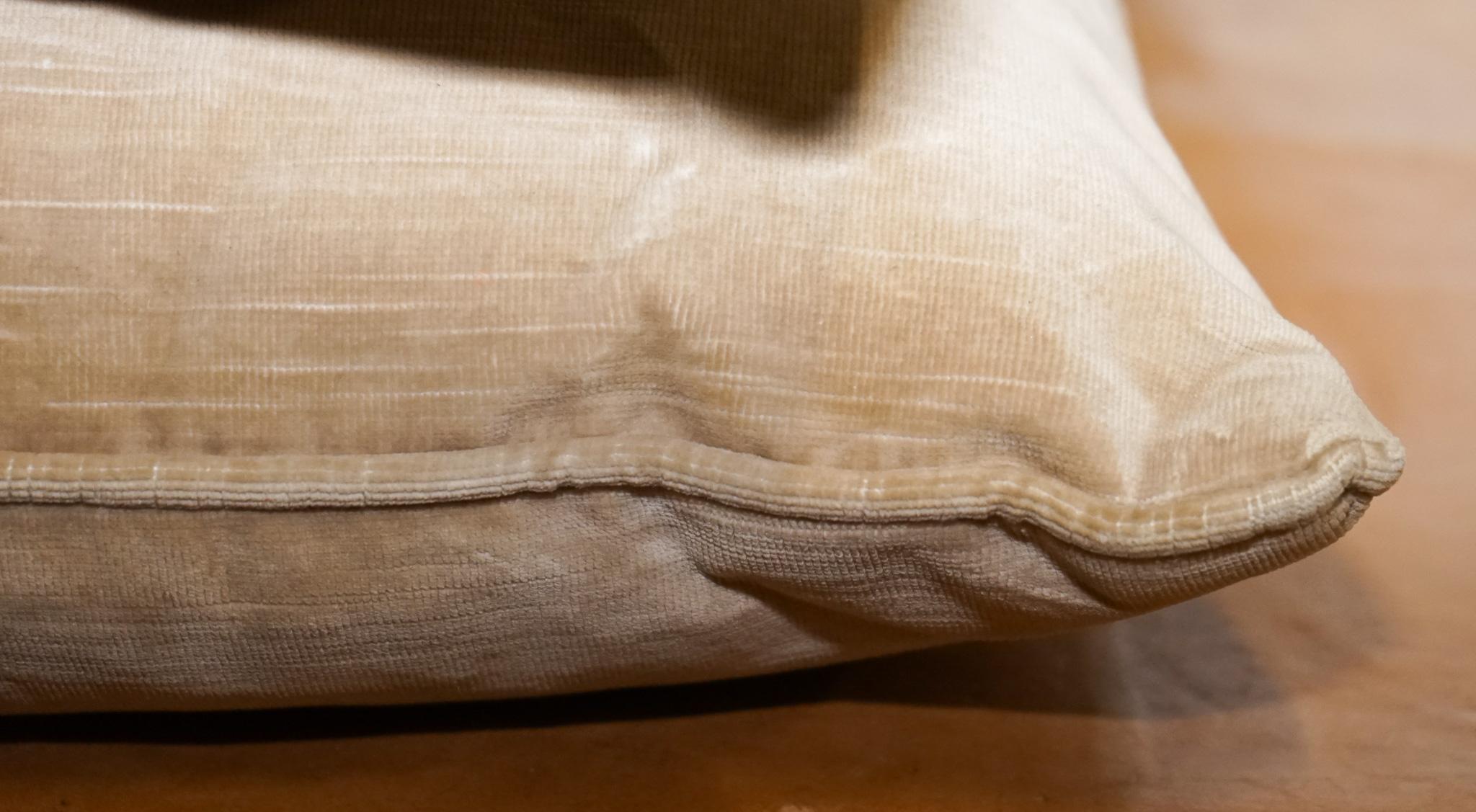 Pärchen VINTAGE TAUPE VELVET FEATHER FILLED THROW PiLLOWS PLUSH CUSHIONS (Britisch) im Angebot