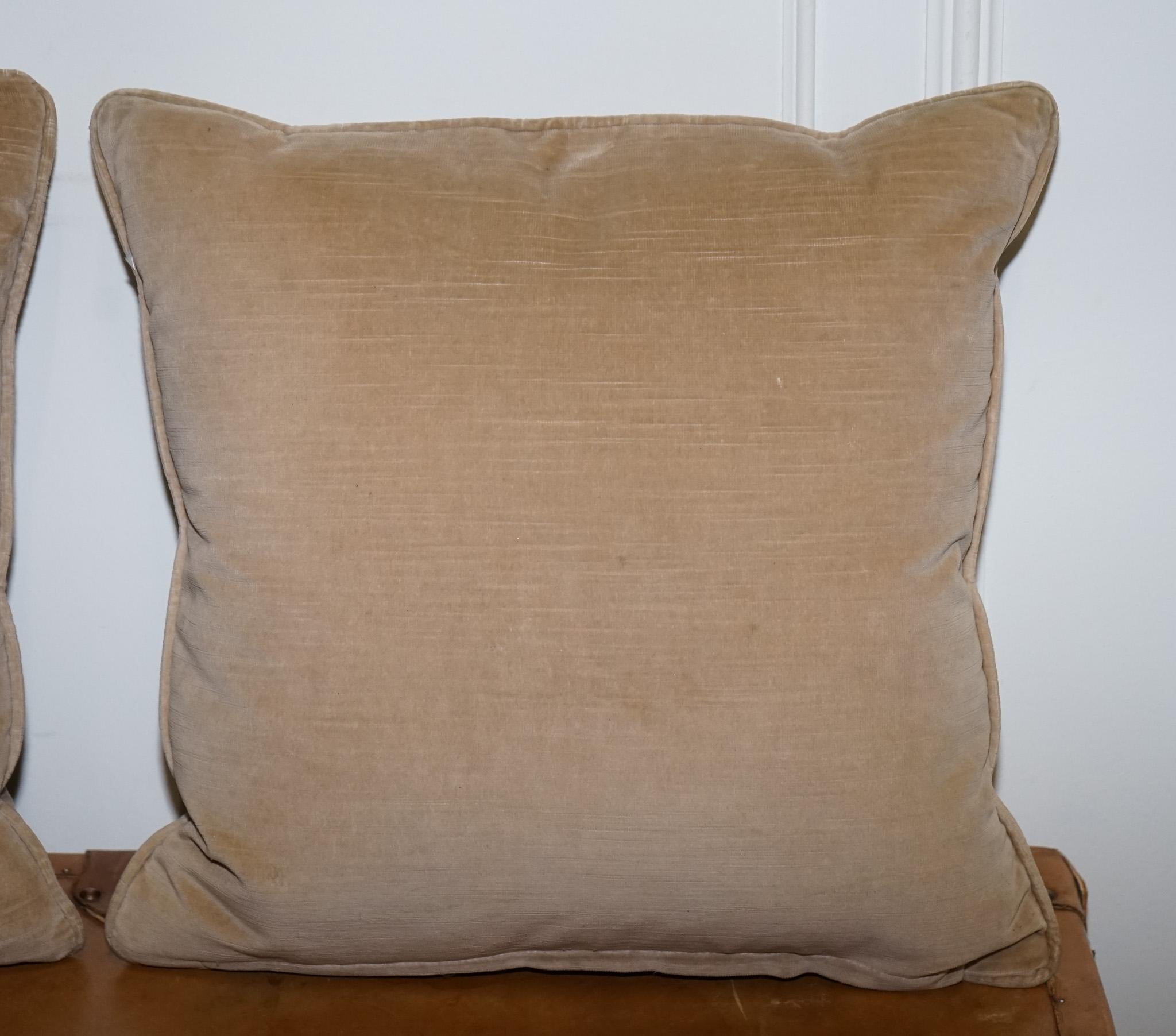 Pärchen VINTAGE TAUPE VELVET FEATHER FILLED THROW PiLLOWS PLUSH CUSHIONS im Zustand „Gut“ im Angebot in Pulborough, GB