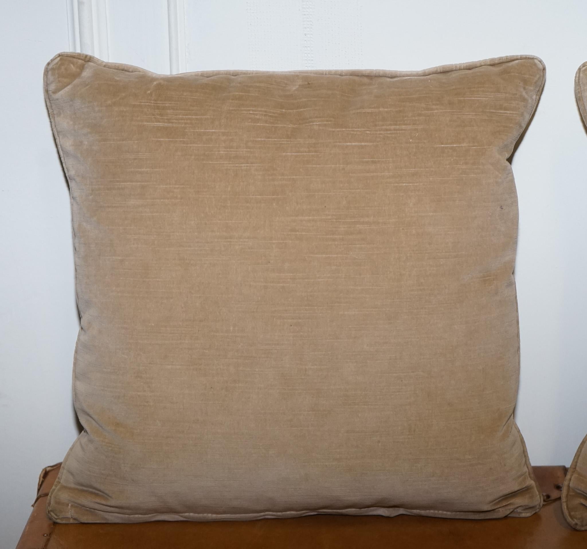 Pärchen VINTAGE TAUPE VELVET FEATHER FILLED THROW PiLLOWS PLUSH CUSHIONS im Angebot 1