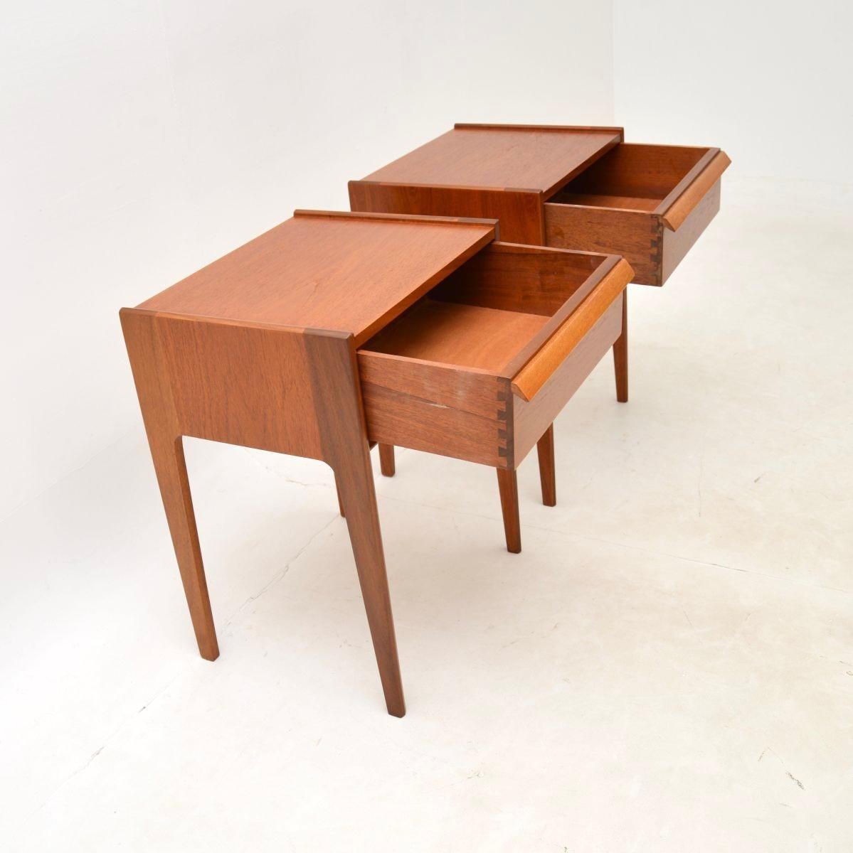 Pair of Vintage Teak Bedside Tables by Younger In Good Condition For Sale In London, GB
