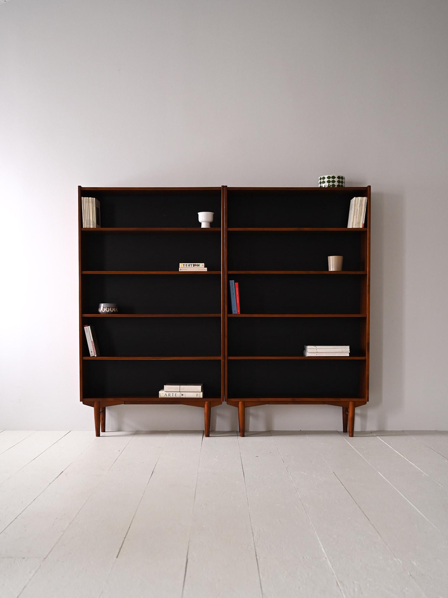 Élégantes bibliothèques scandinaves des années 1960.

Le design minimaliste et fonctionnel de ce meuble est la caractéristique qui le rend moderne et adapté à l'inclusion même dans des maisons déjà meublées.  De plus, le fond noir leur confère une