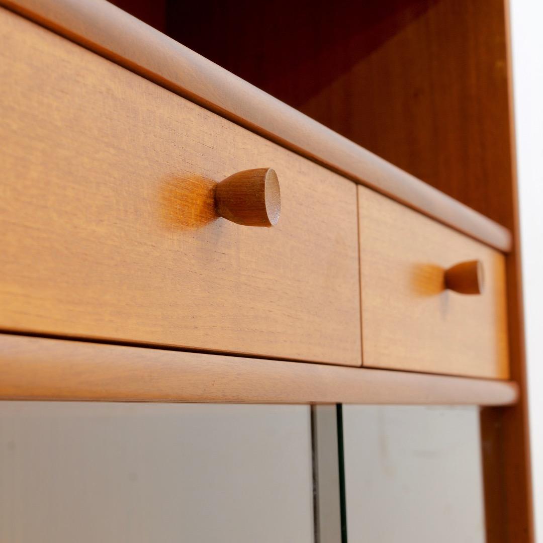 Ein Paar Teakholz-Porzellanschränke von Nathan Furniture im Angebot 4