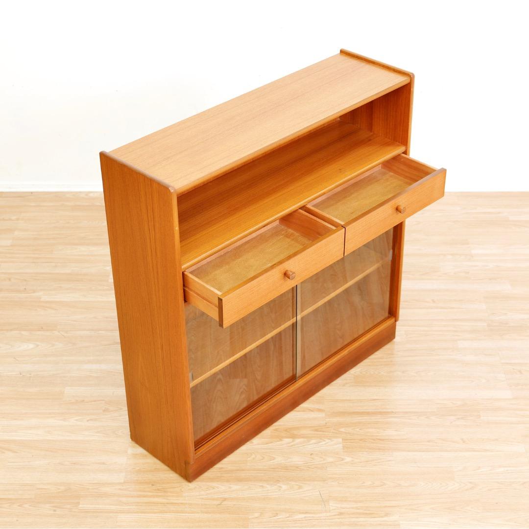 Ein Paar Teakholz-Porzellanschränke von Nathan Furniture im Angebot 7