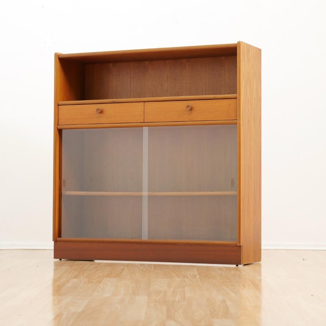 Ein Paar Teakholz-Porzellanschränke von Nathan Furniture im Angebot 8