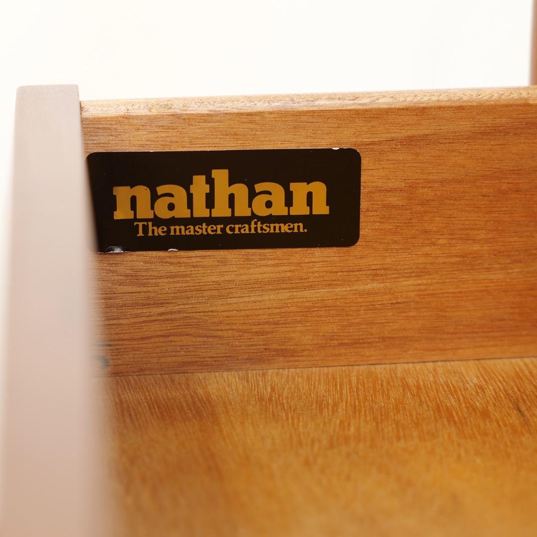 Ein Paar Teakholz-Porzellanschränke von Nathan Furniture im Angebot 9