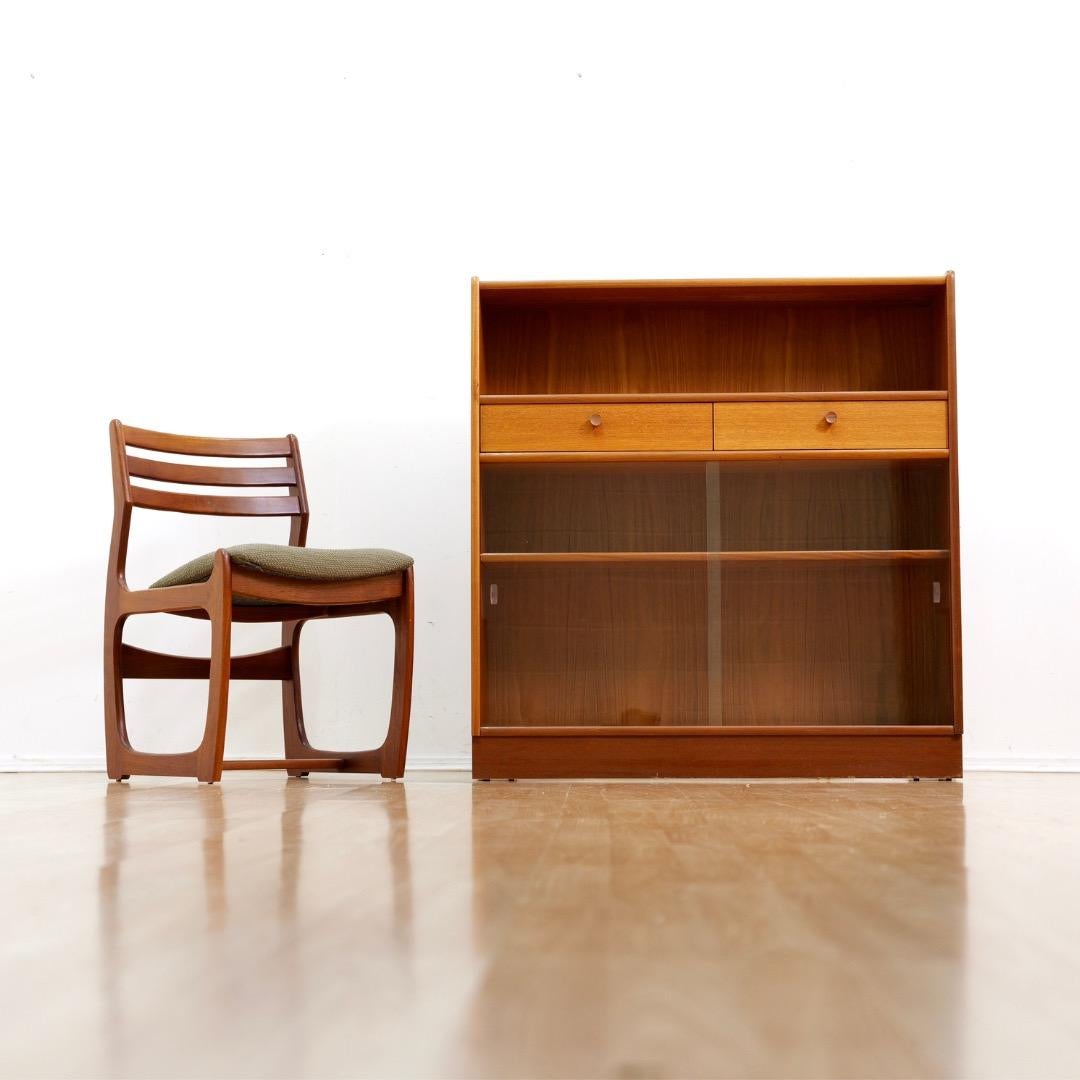 Ein Paar Teakholz-Porzellanschränke von Nathan Furniture (Ende des 20. Jahrhunderts) im Angebot