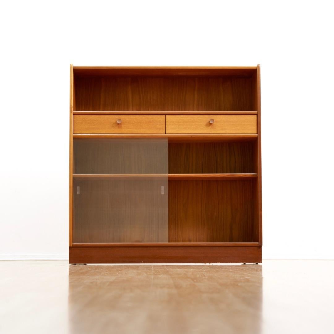 Ein Paar Teakholz-Porzellanschränke von Nathan Furniture im Angebot 1