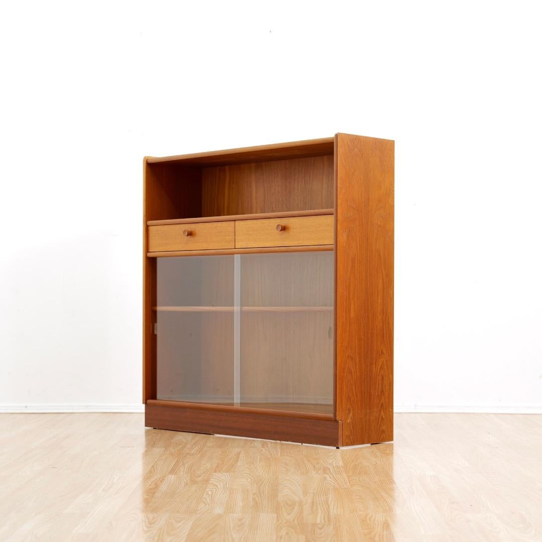 Ein Paar Teakholz-Porzellanschränke von Nathan Furniture im Angebot 2