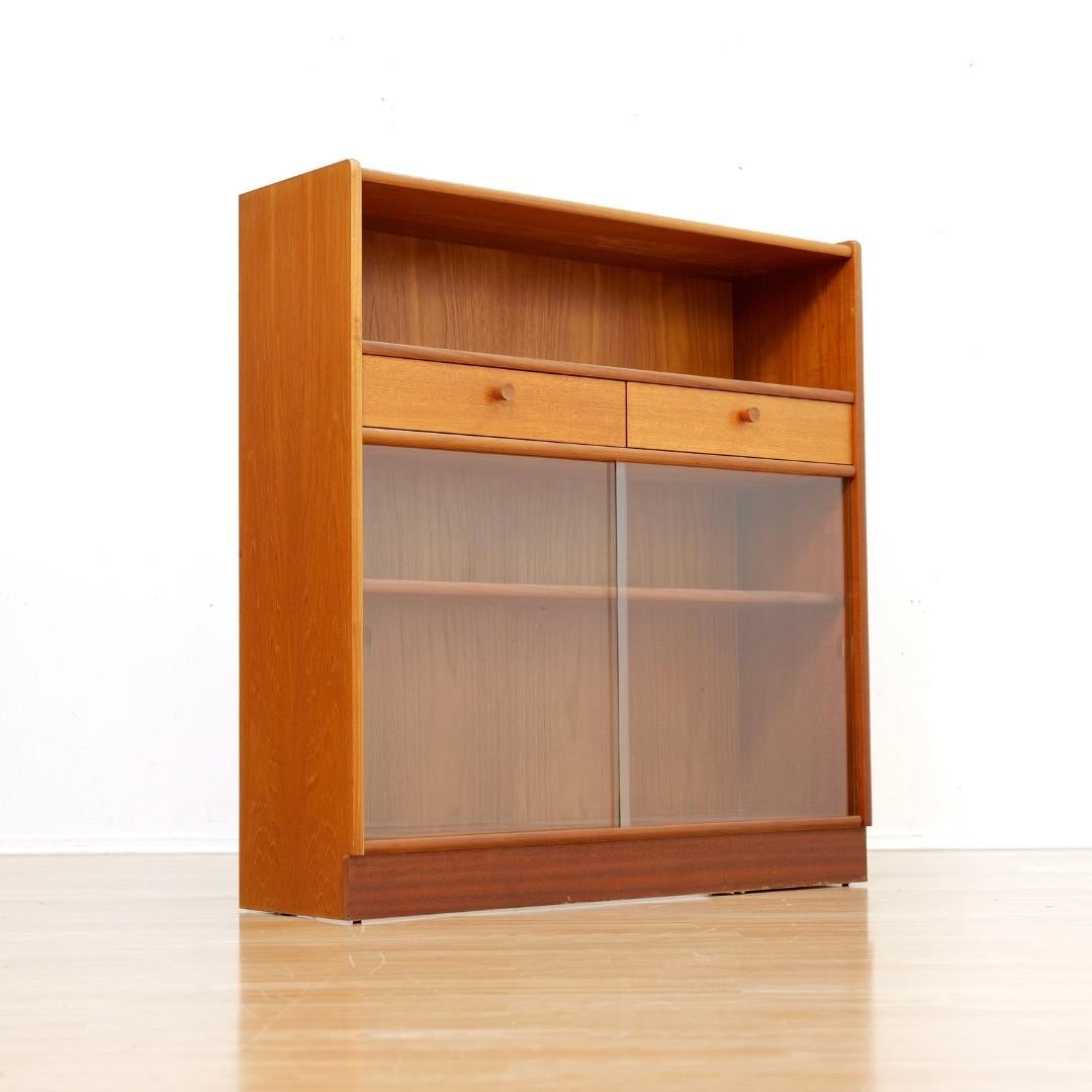 Ein Paar Teakholz-Porzellanschränke von Nathan Furniture im Angebot 3