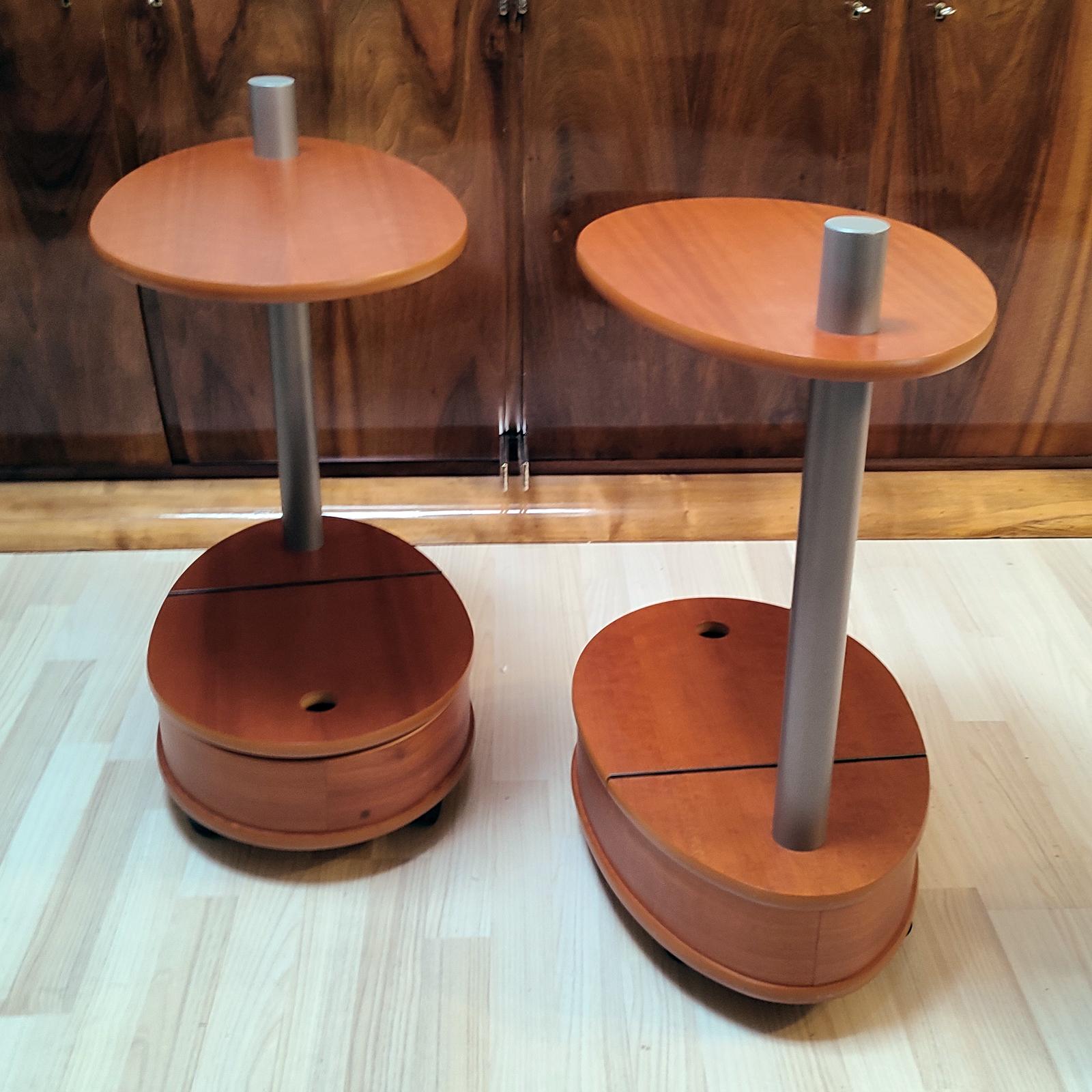 Coppia di tavolini in teak d'epoca con contenitore inferiore e rotelle in vendita 2