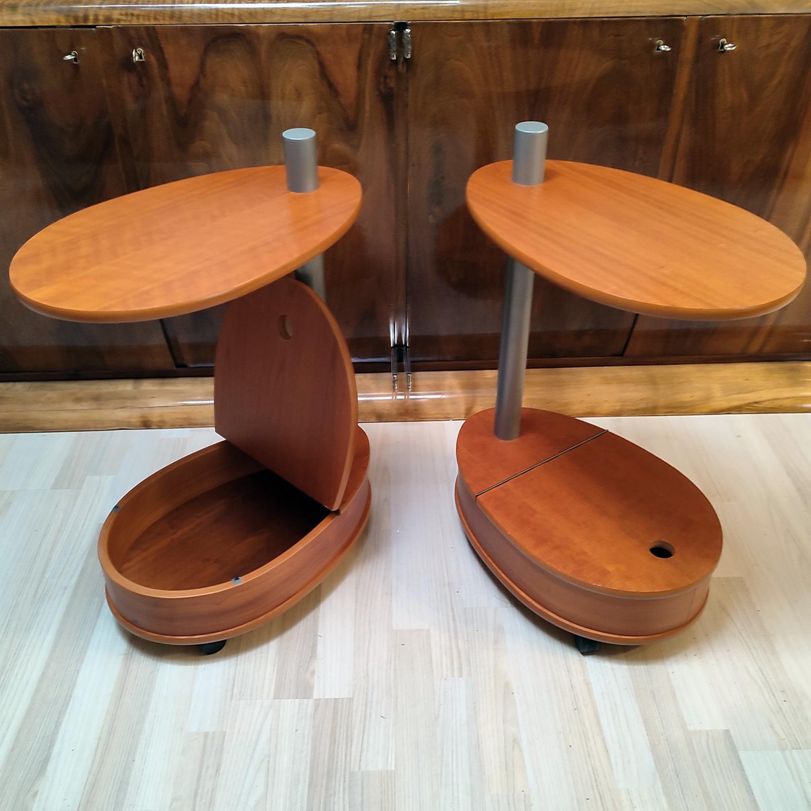 Coppia di tavolini in teak d'epoca con contenitore inferiore e rotelle in vendita 4