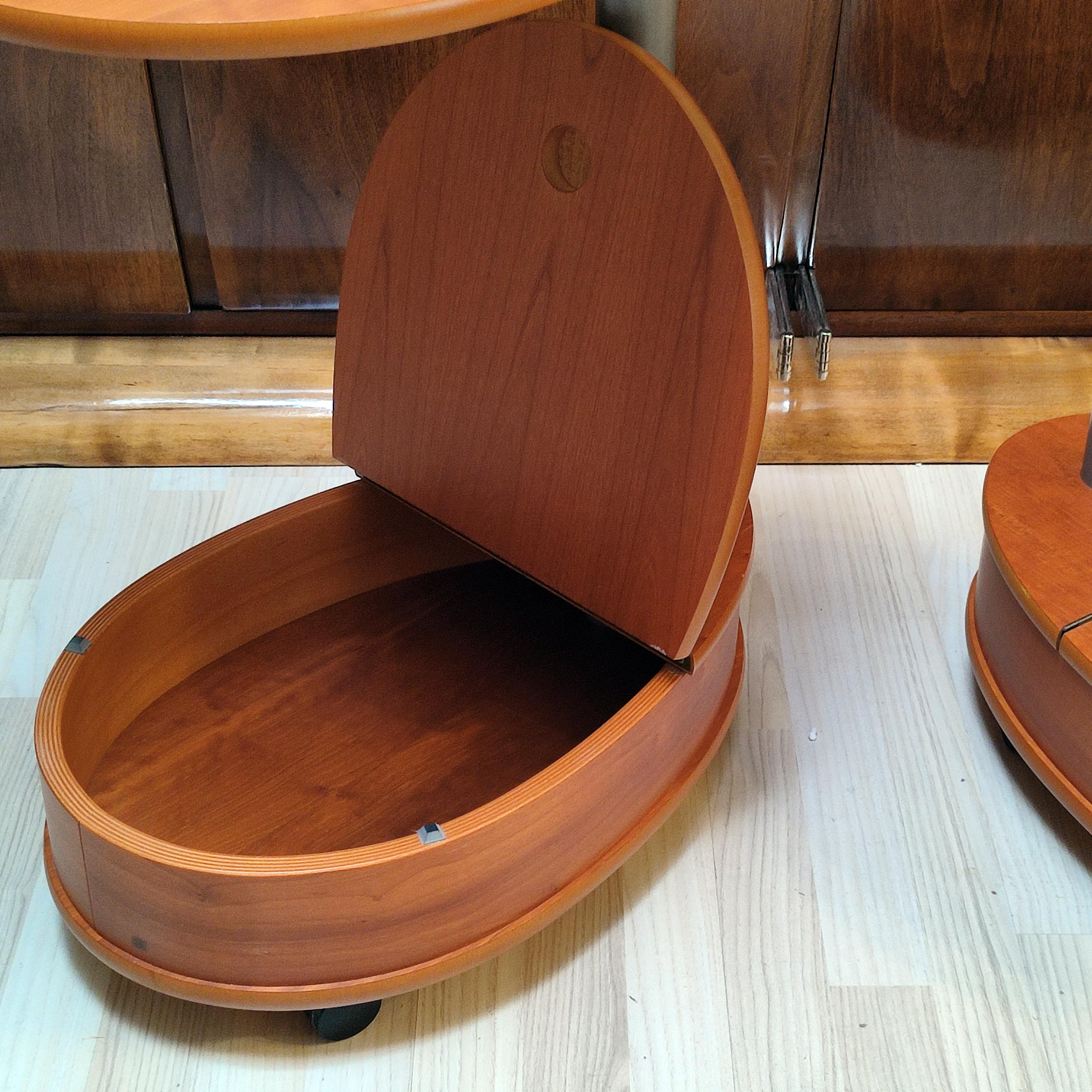 Coppia di tavolini in teak d'epoca con contenitore inferiore e rotelle in vendita 5