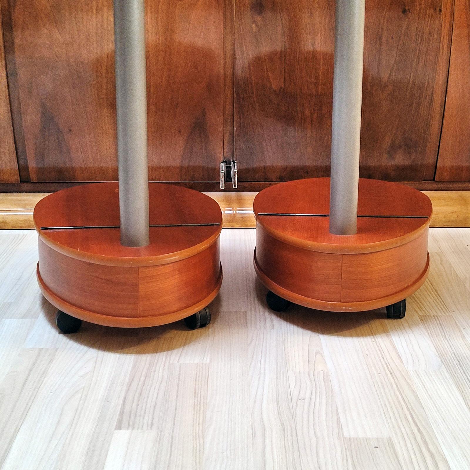 Coppia di tavolini in teak d'epoca con contenitore inferiore e rotelle in vendita 6